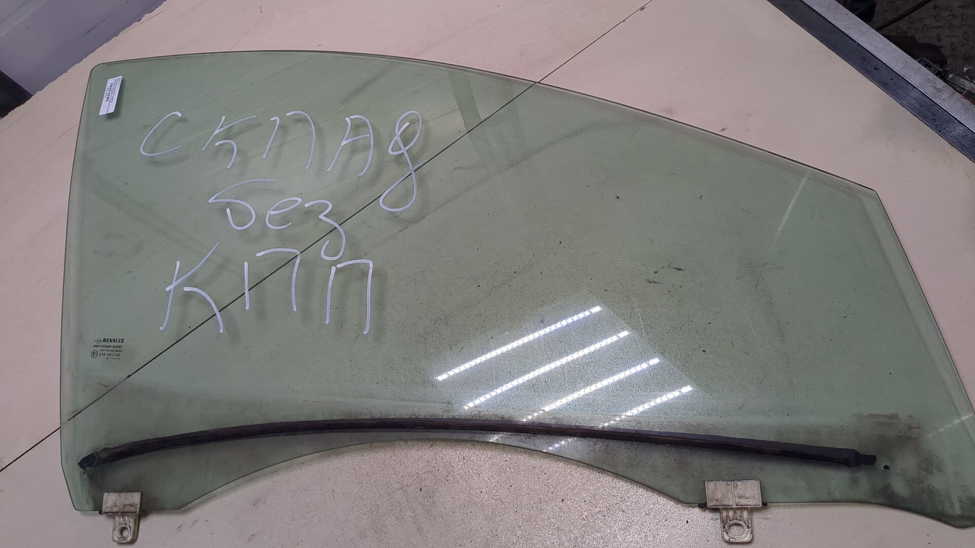 Стекло двери передней правой