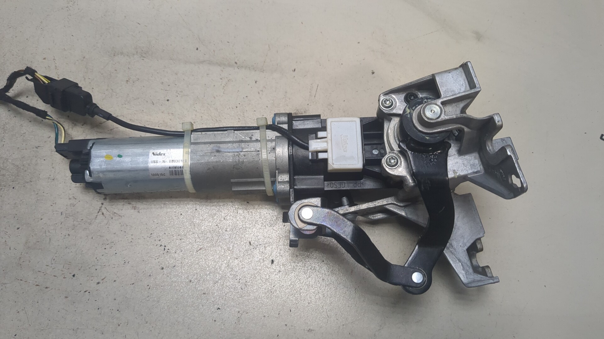 Механизм подъема двери багажника