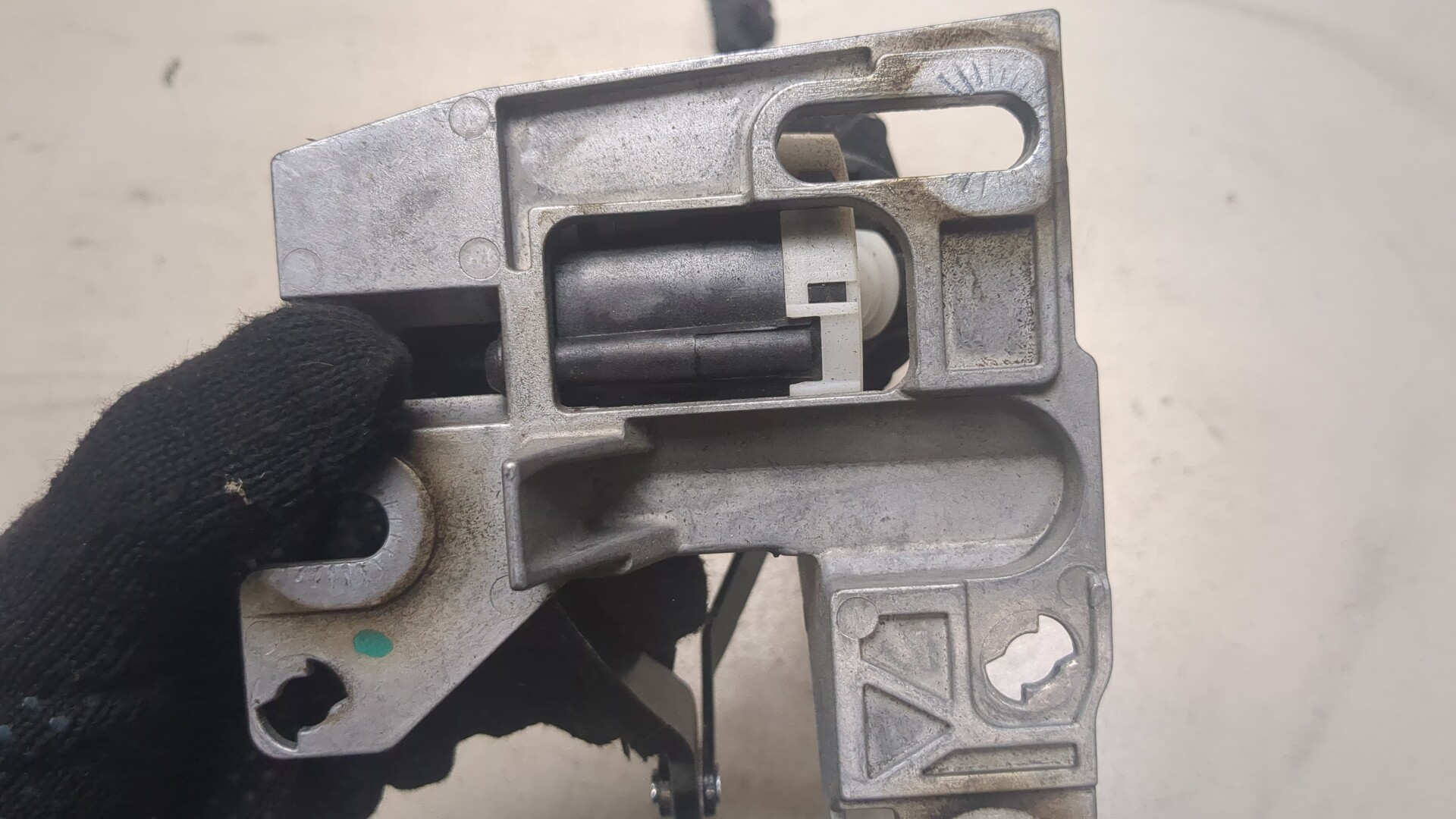 Механизм подъема двери багажника