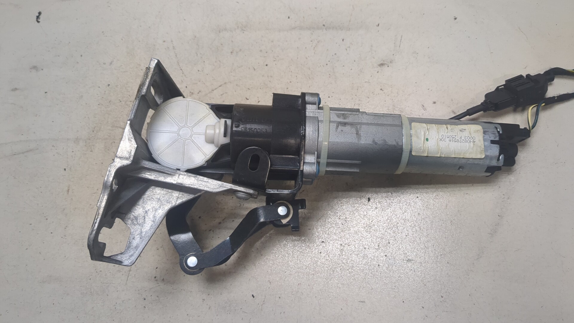 Механизм подъема двери багажника