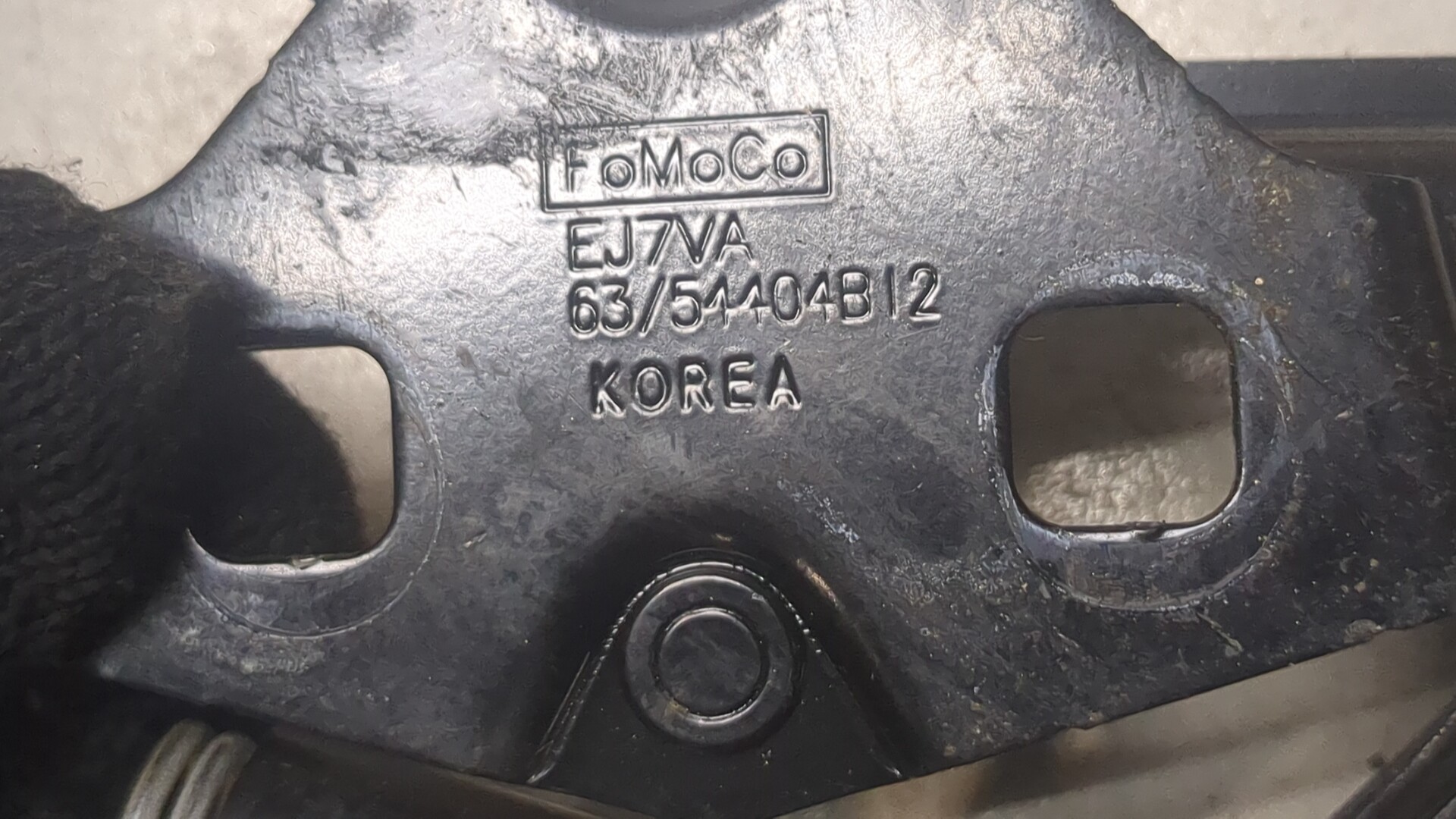 Замок капота