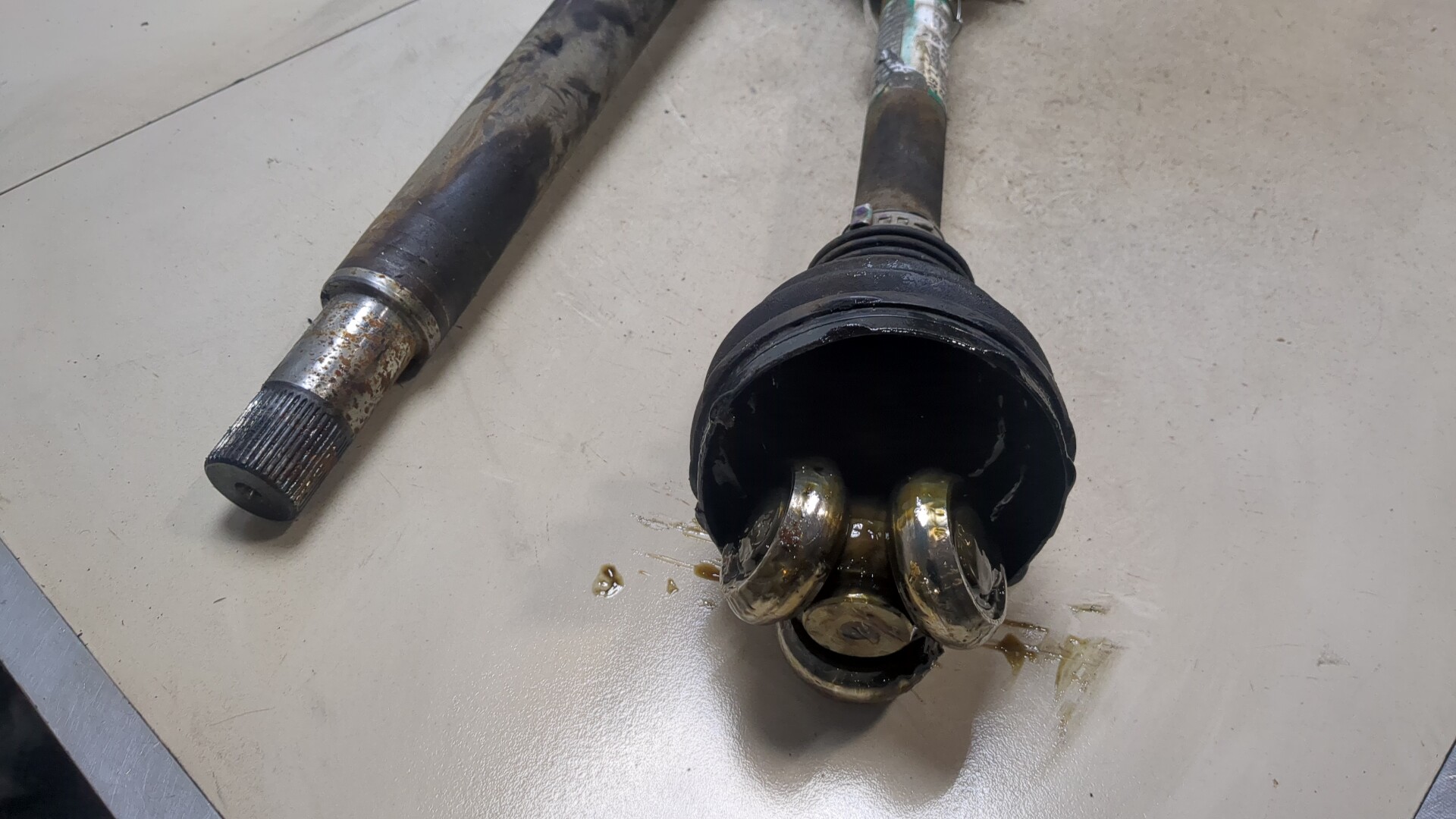 Полуось передняя правая