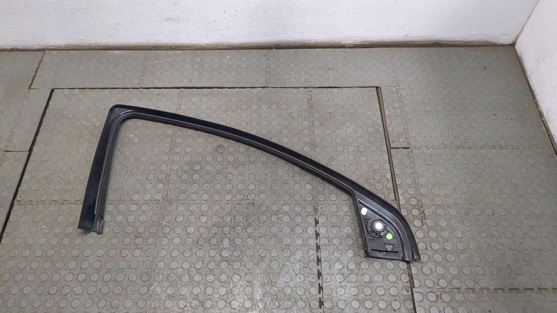 Накладка двери передней правой