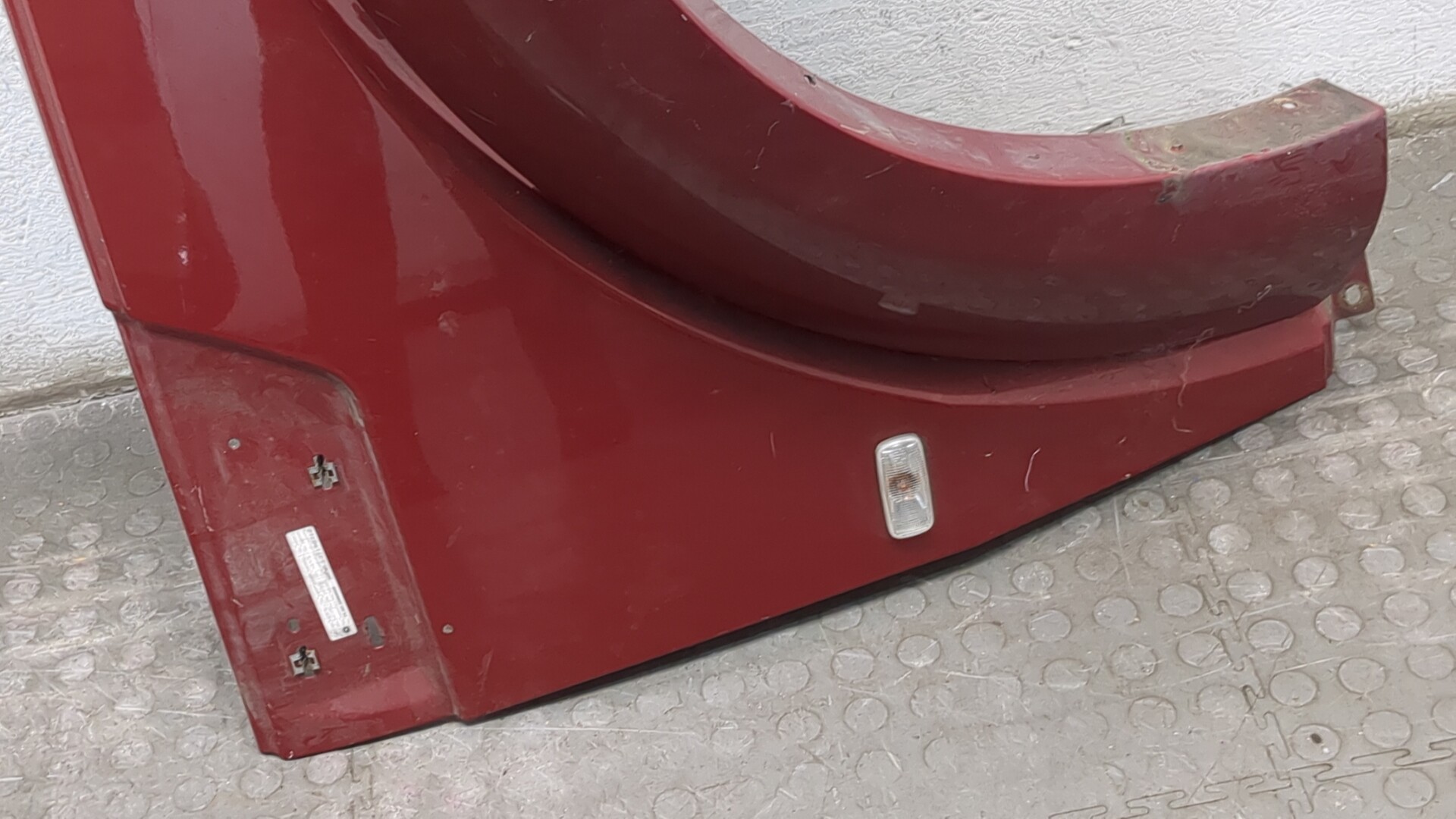 Крыло переднее правое