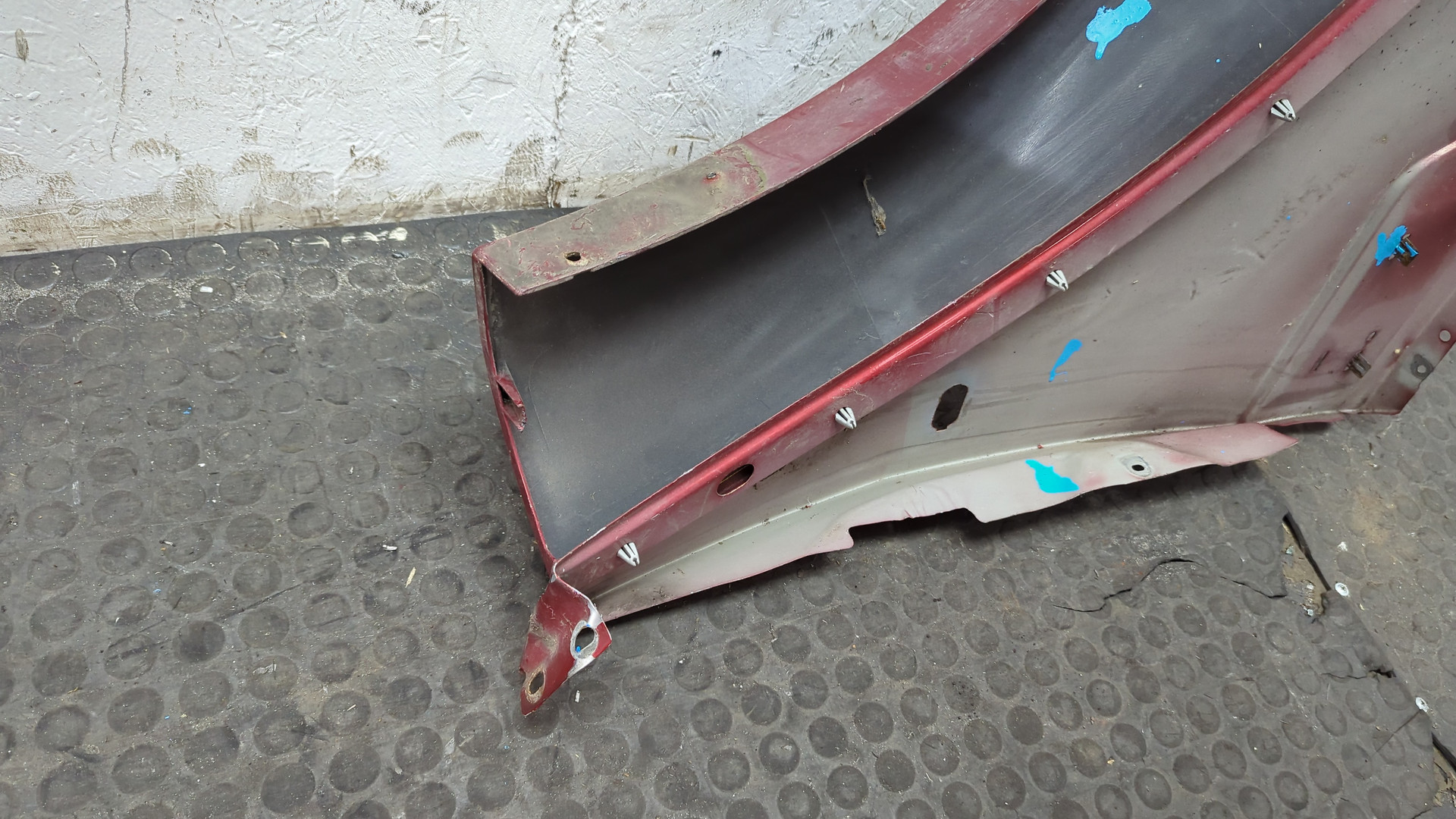 Крыло переднее правое