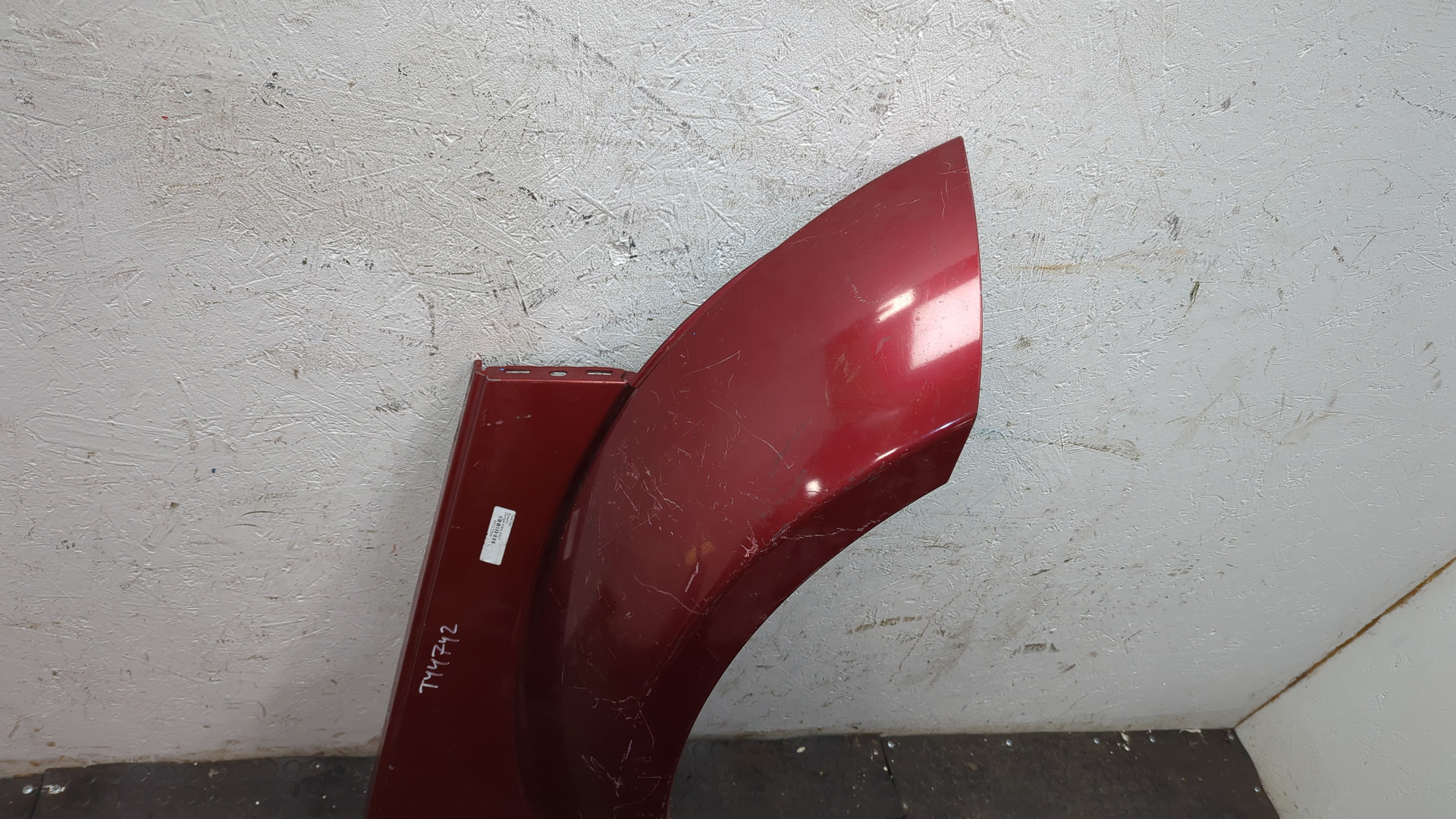 Крыло переднее правое