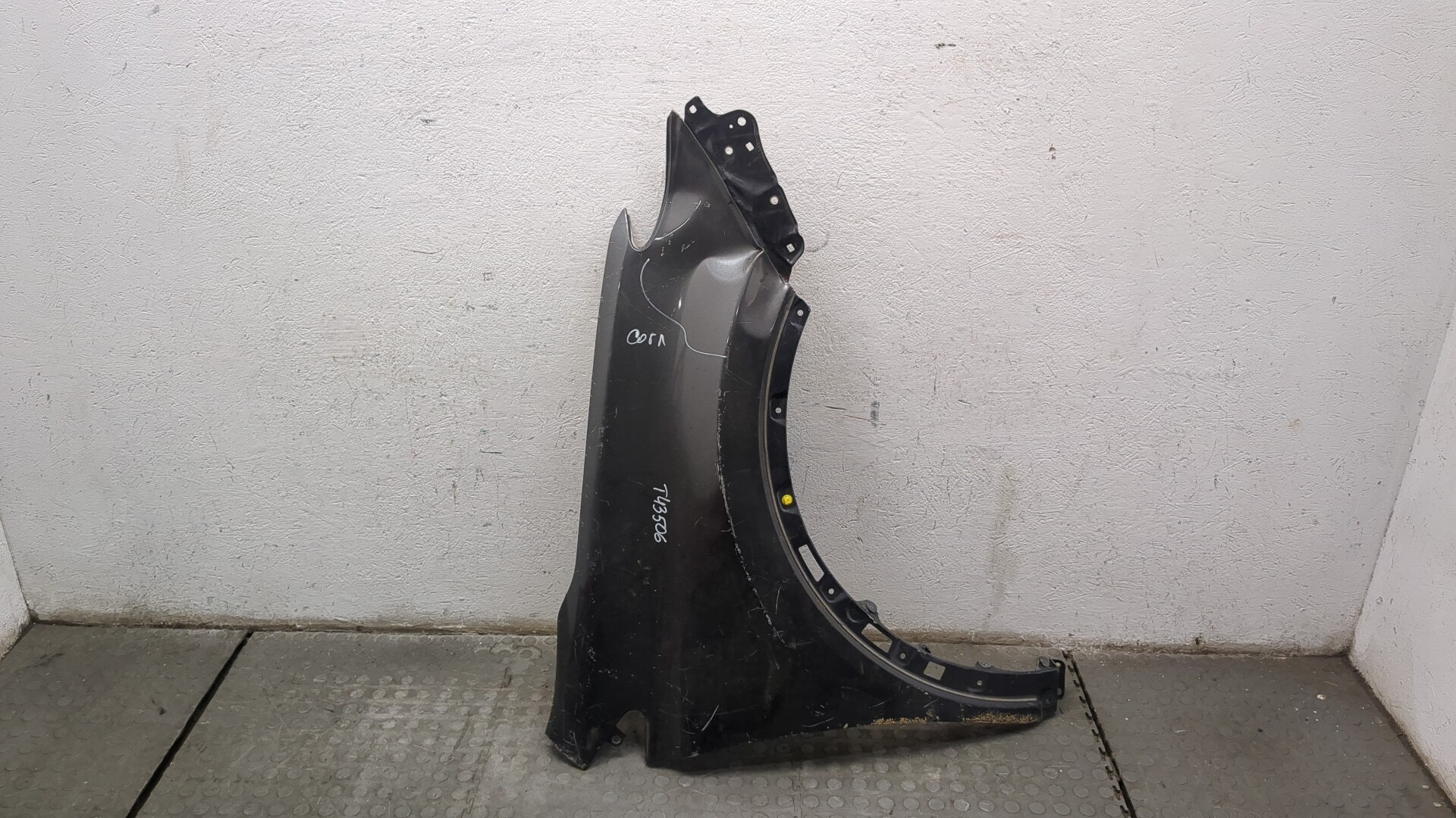 Крыло переднее правое