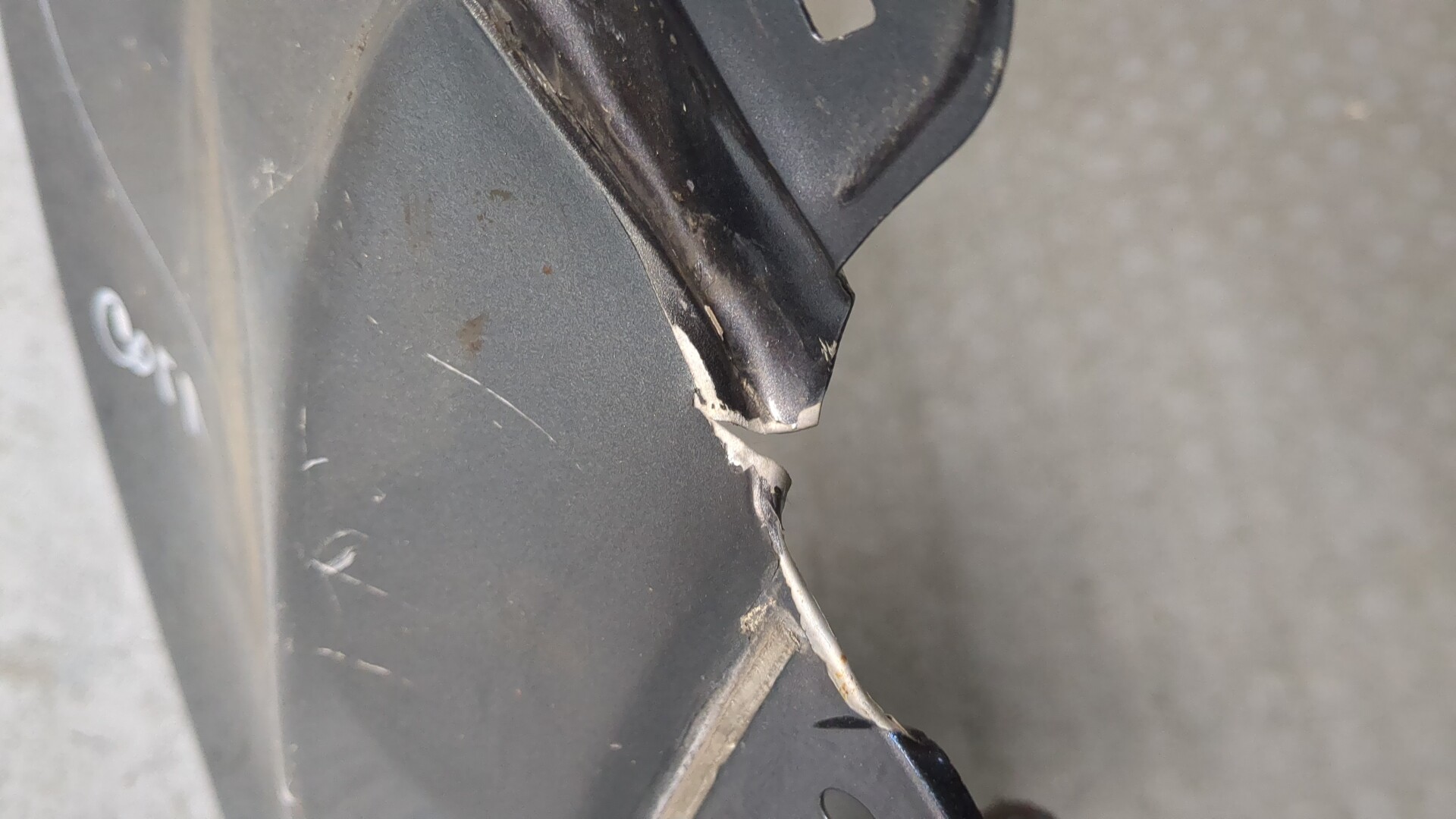 Крыло переднее правое