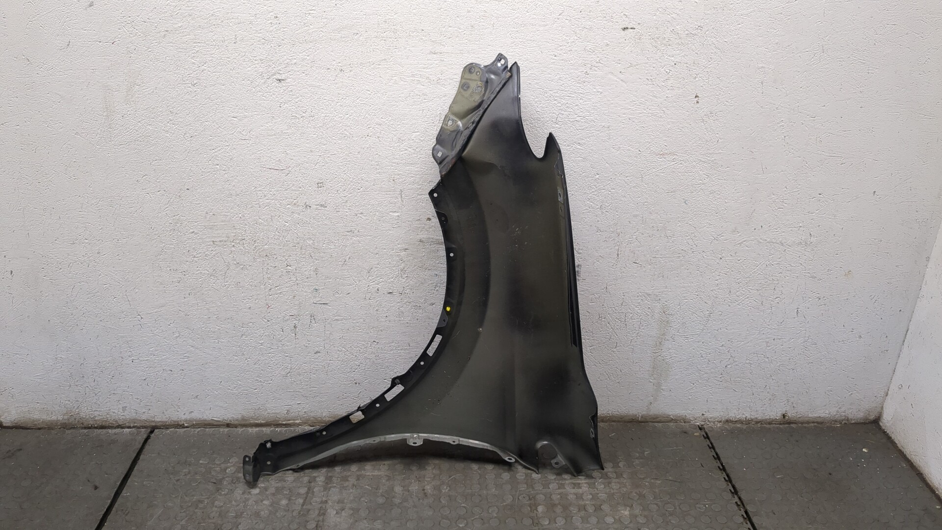 Крыло переднее правое