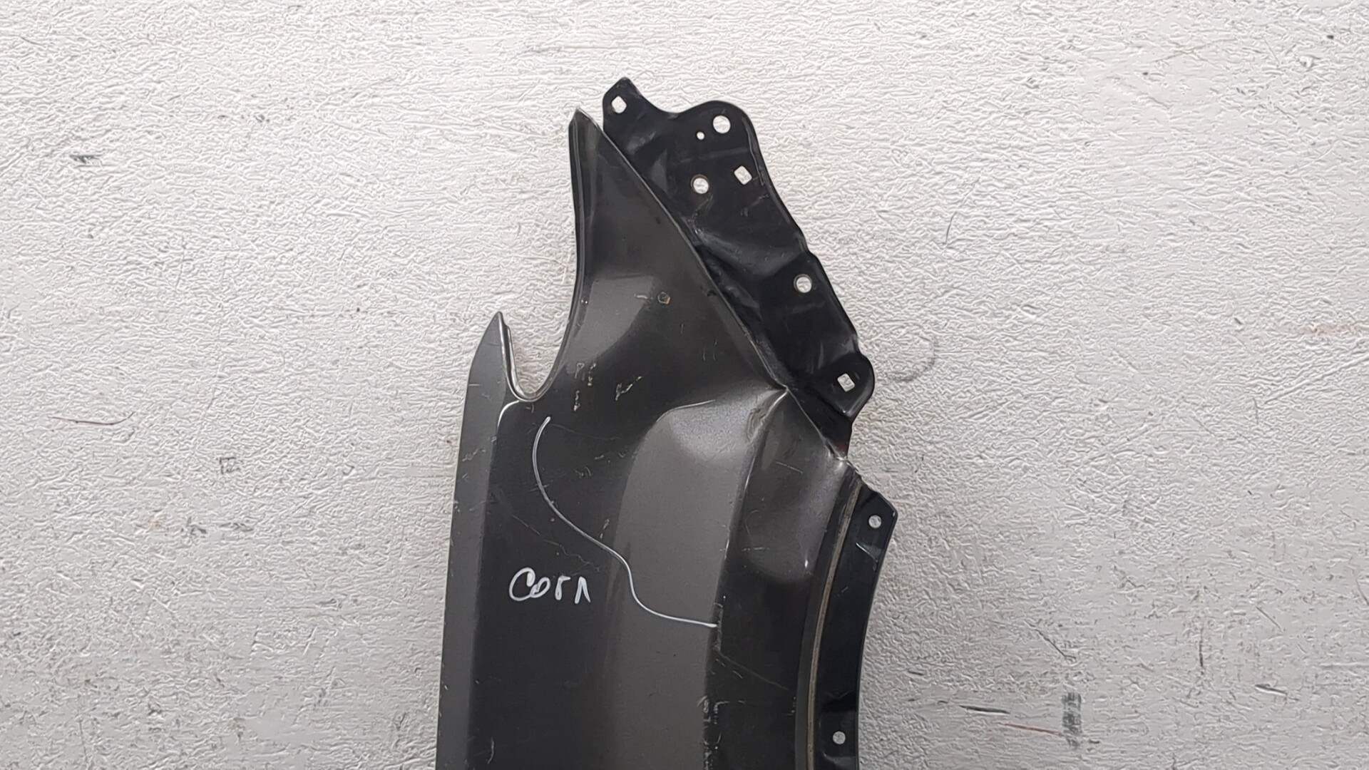 Крыло переднее правое