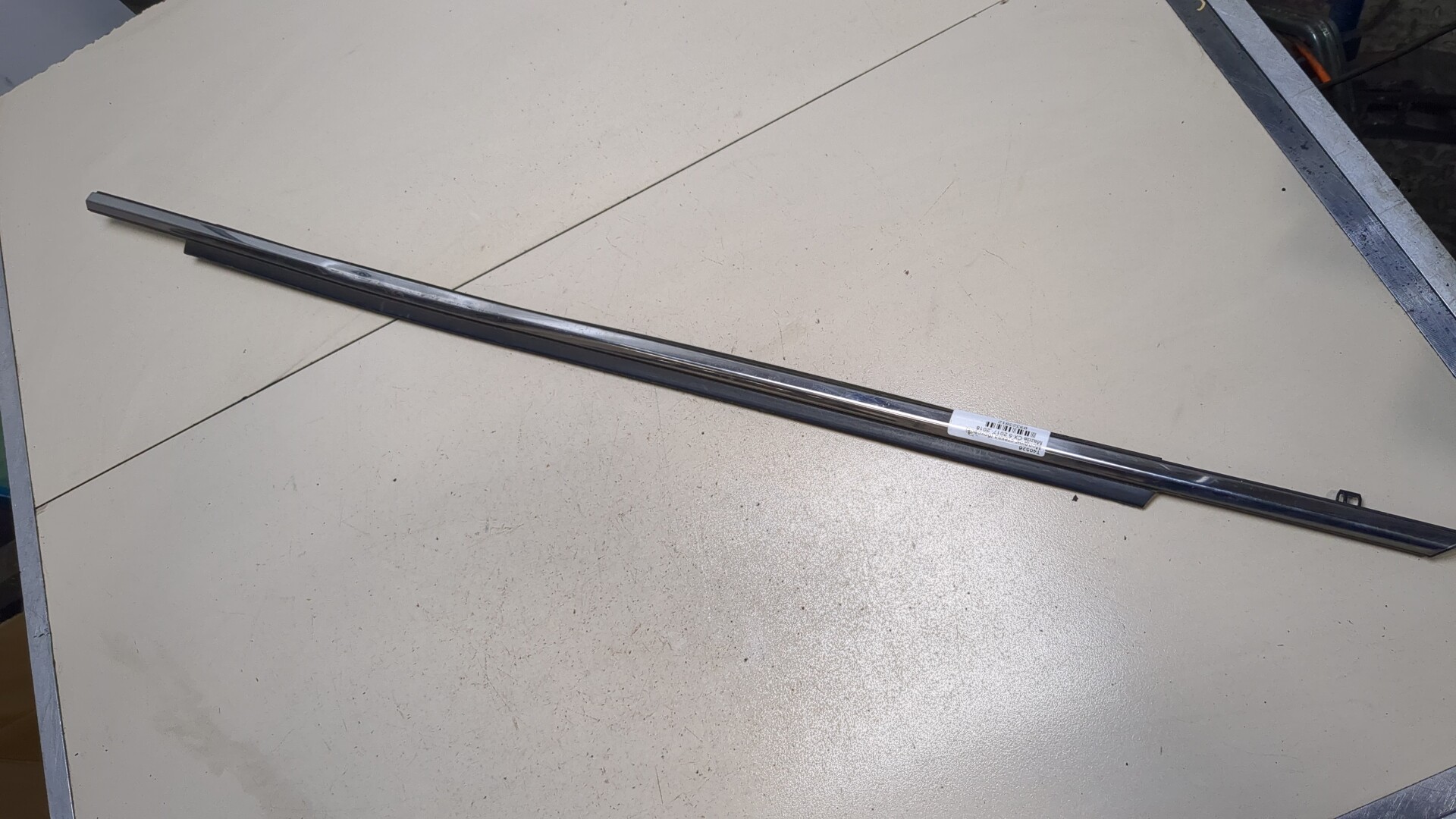 Накладка стекла переднего левого