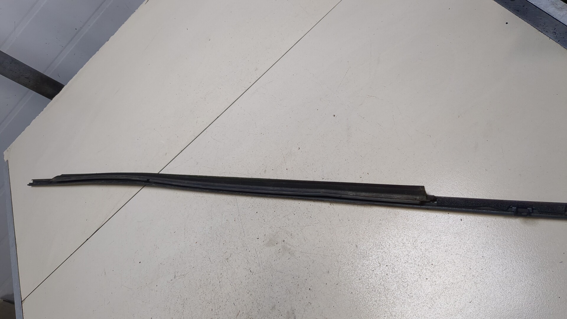 Накладка стекла переднего левого