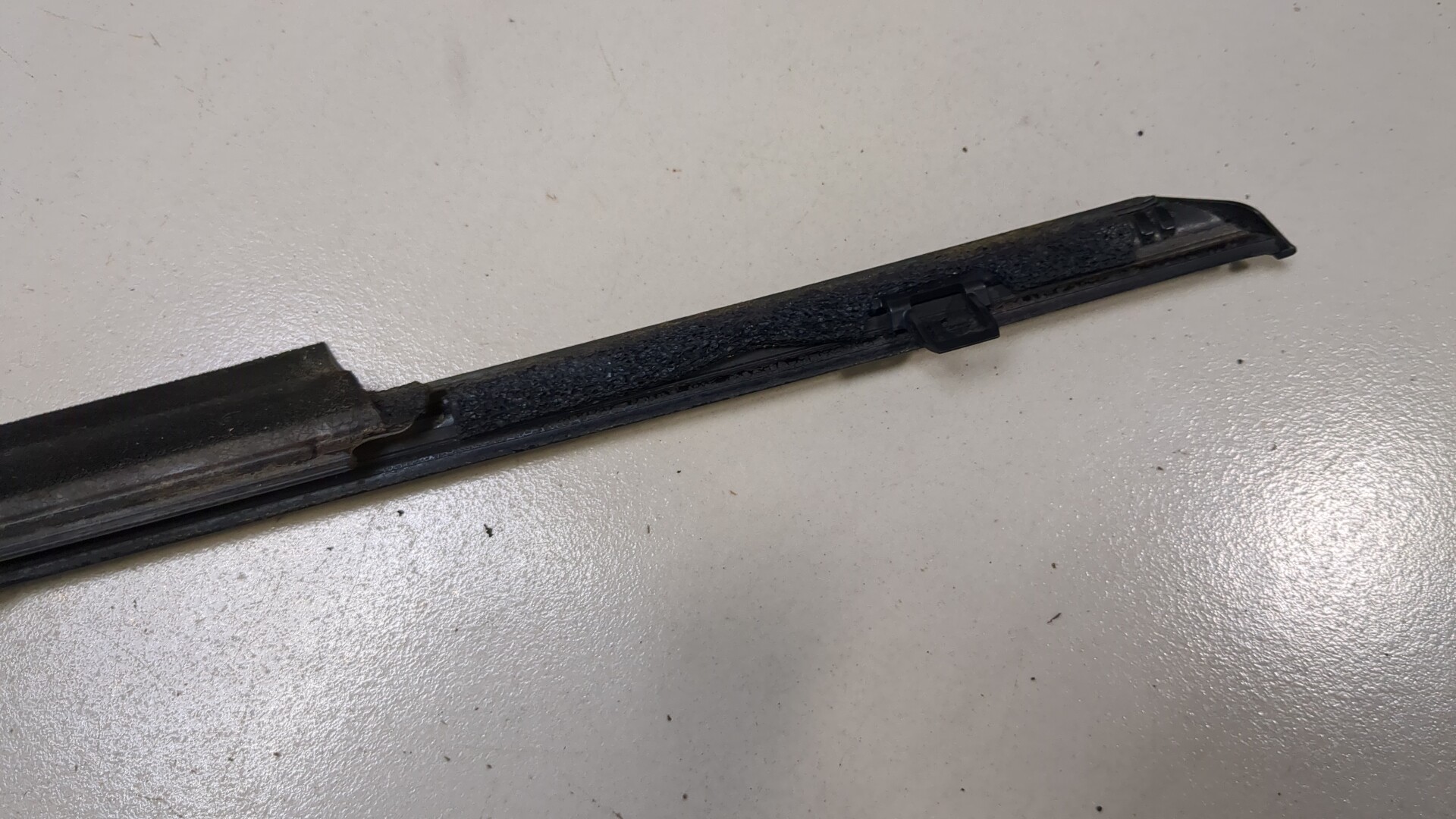 Накладка стекла переднего левого