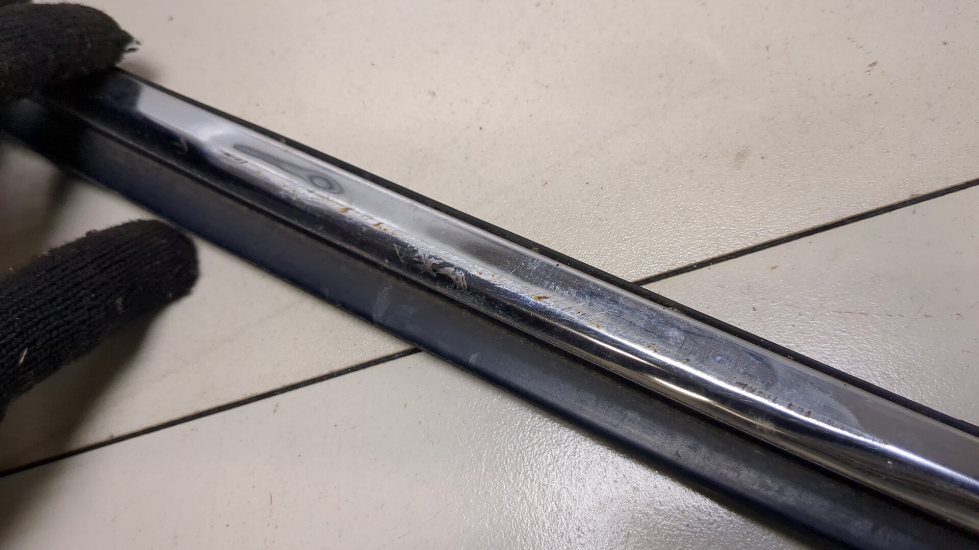 Накладка стекла переднего левого