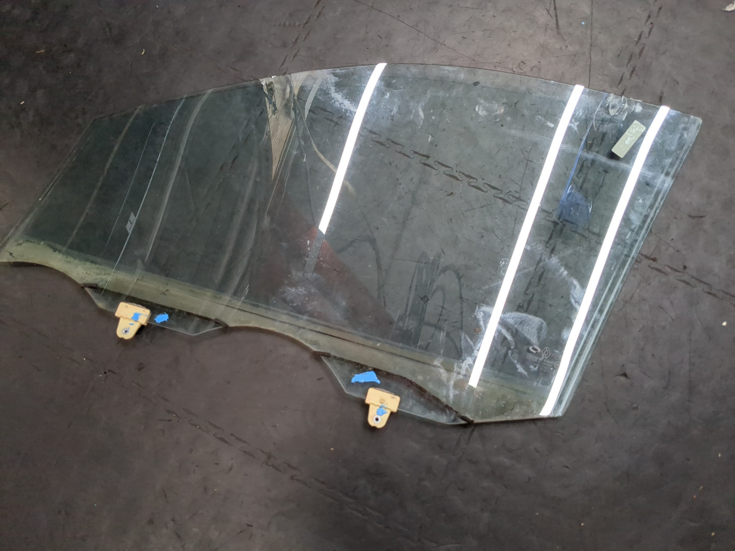 Стекло двери передней правой