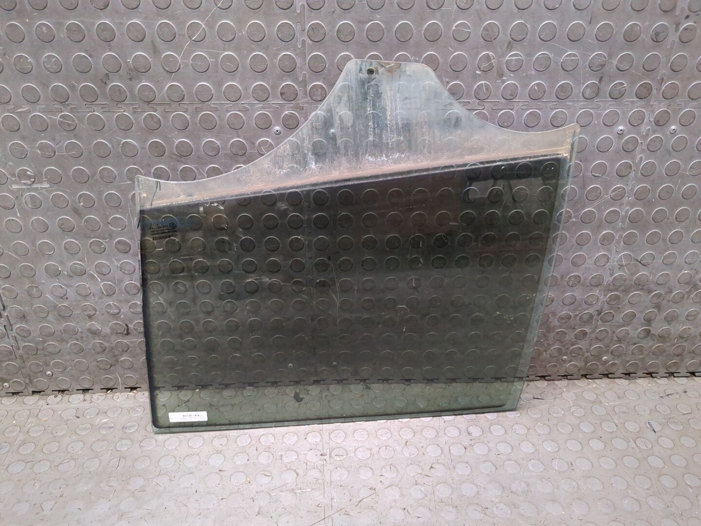 Стекло двери задней левой