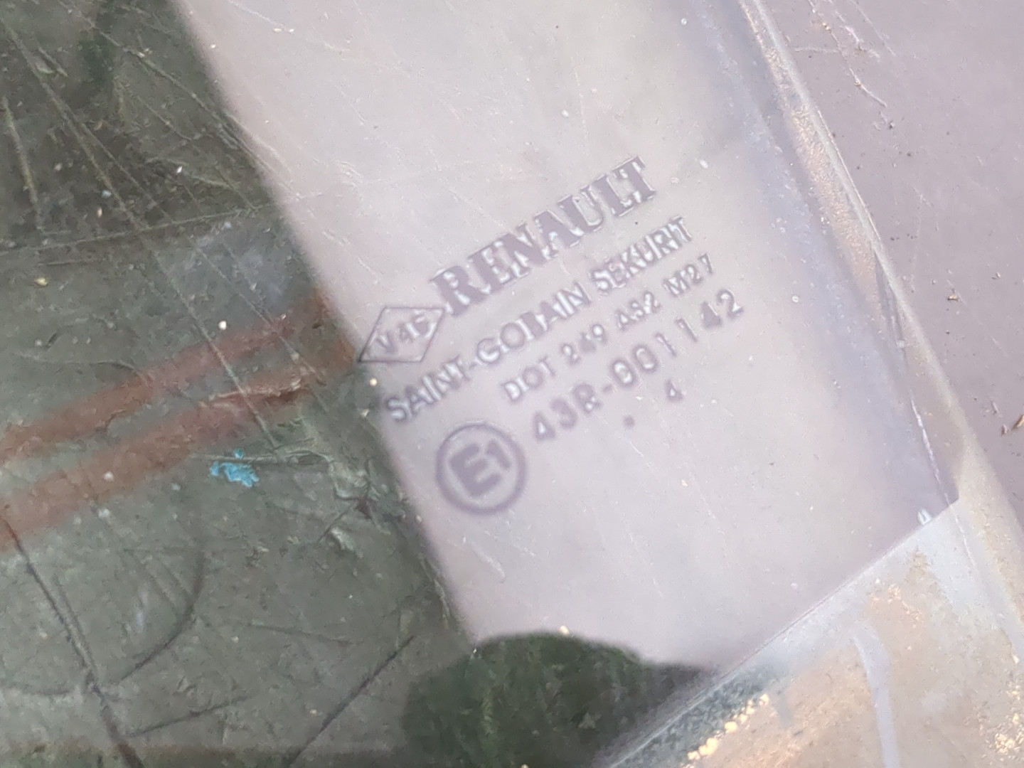 Стекло двери задней левой