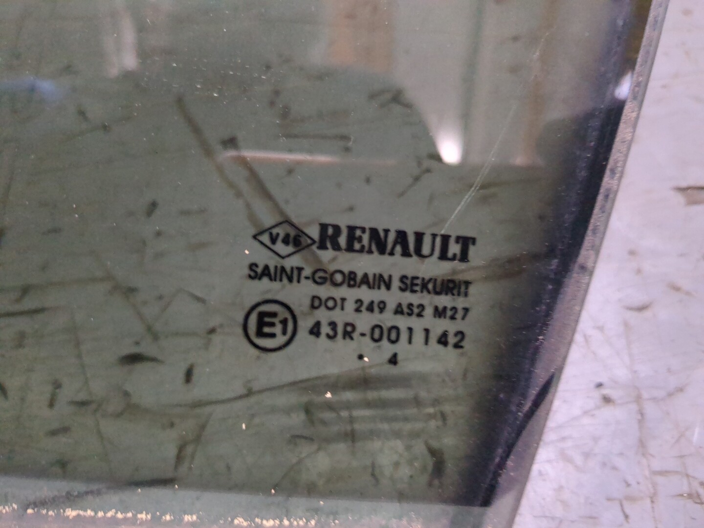 Стекло двери задней левой