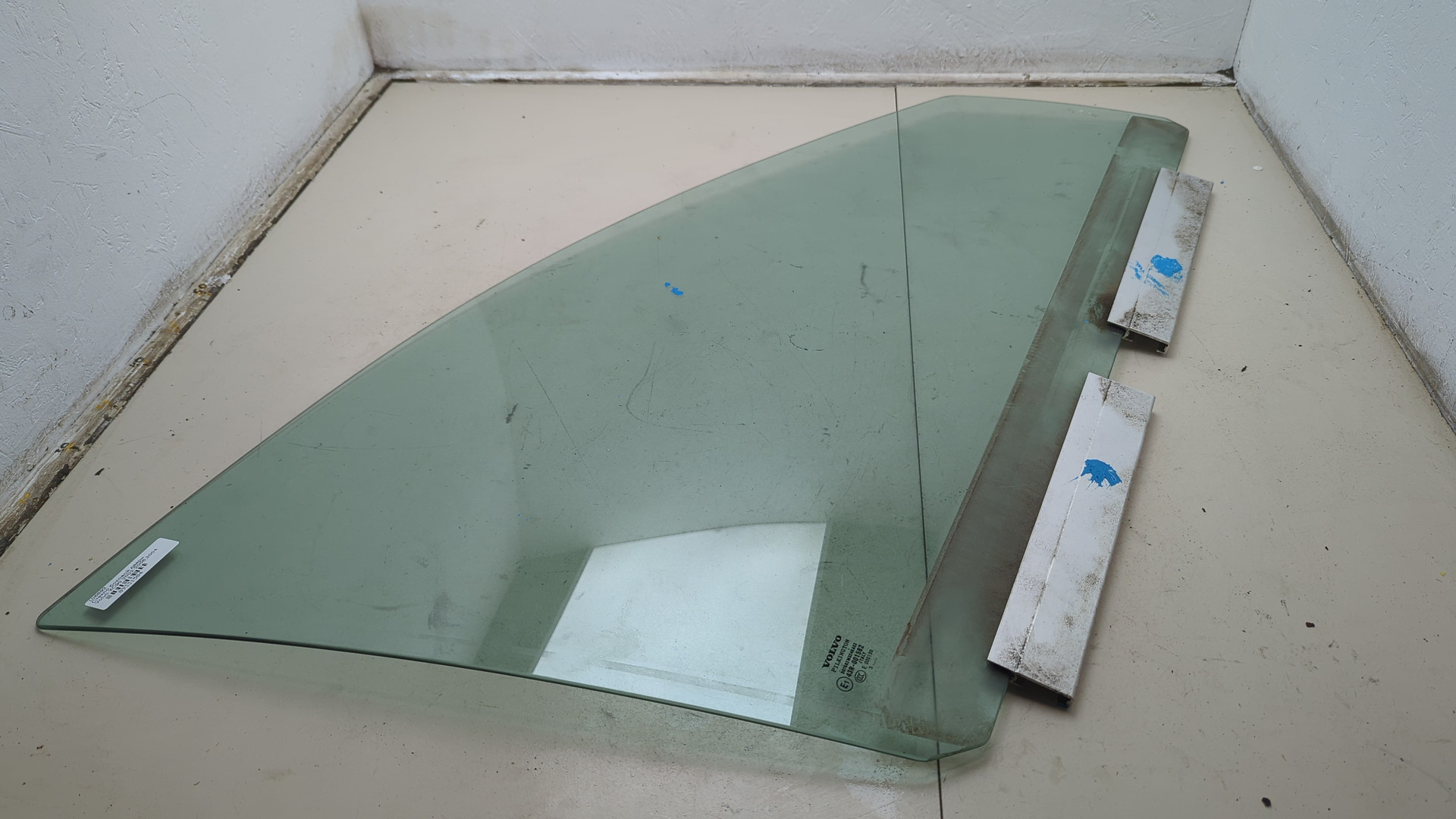 Стекло двери передней правой