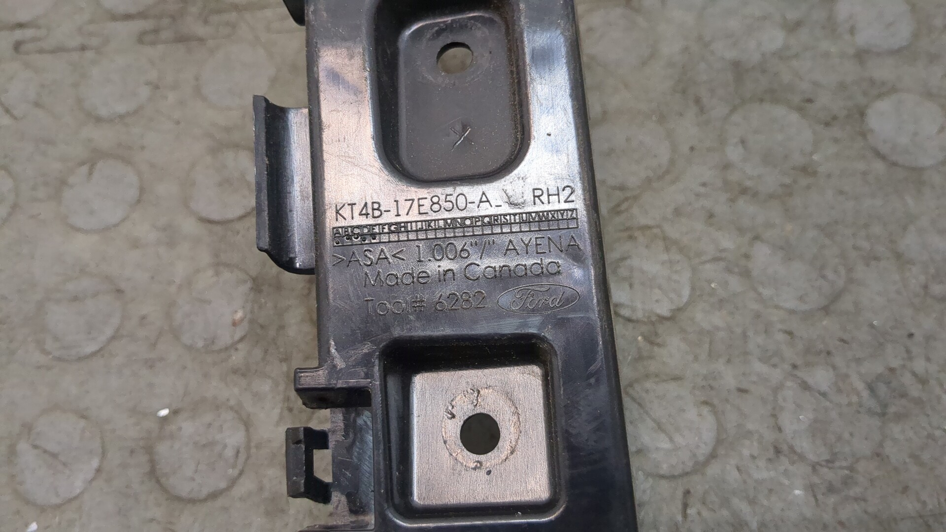 Кронштейн заднего бампера правый