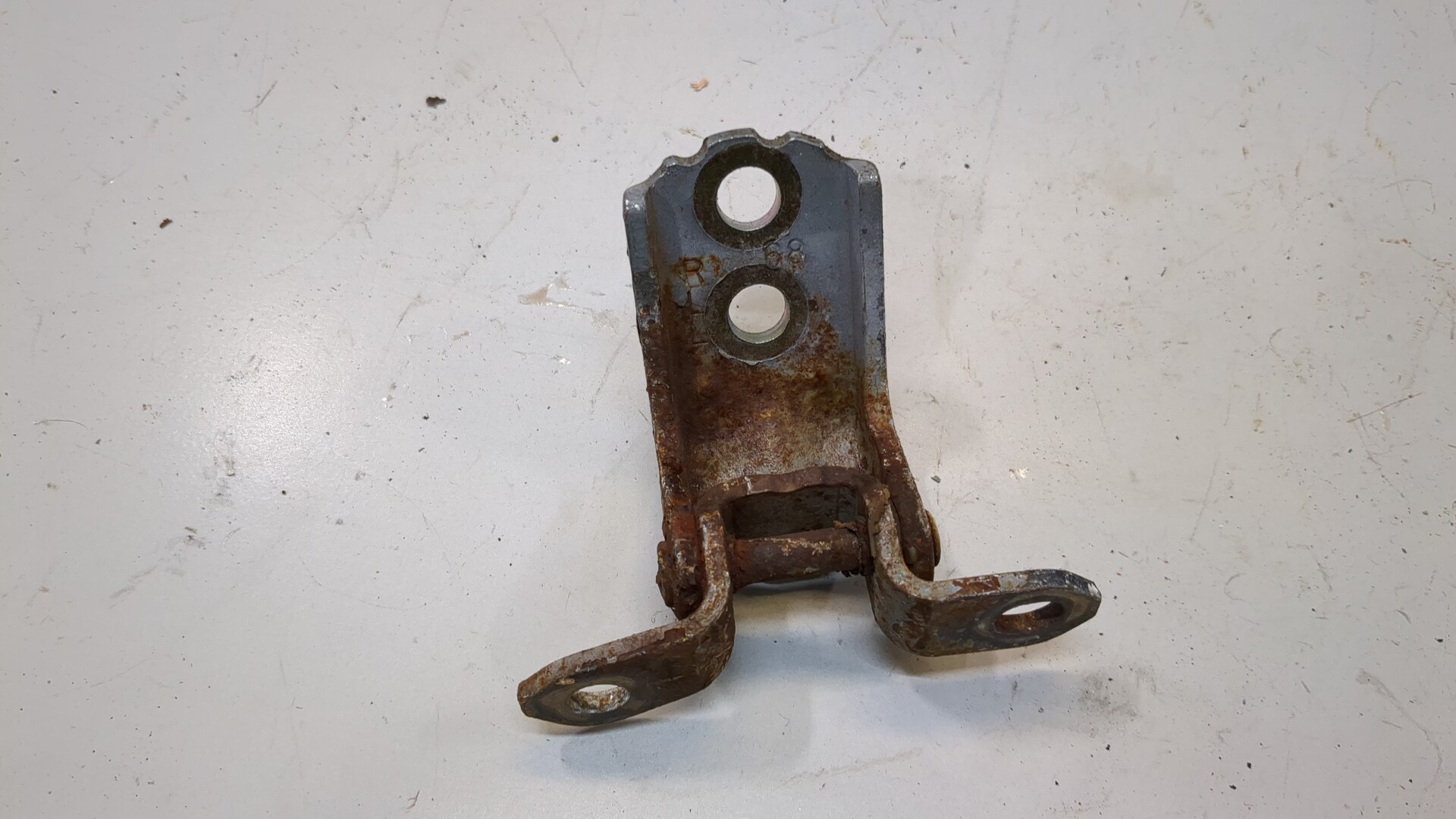 Петля двери