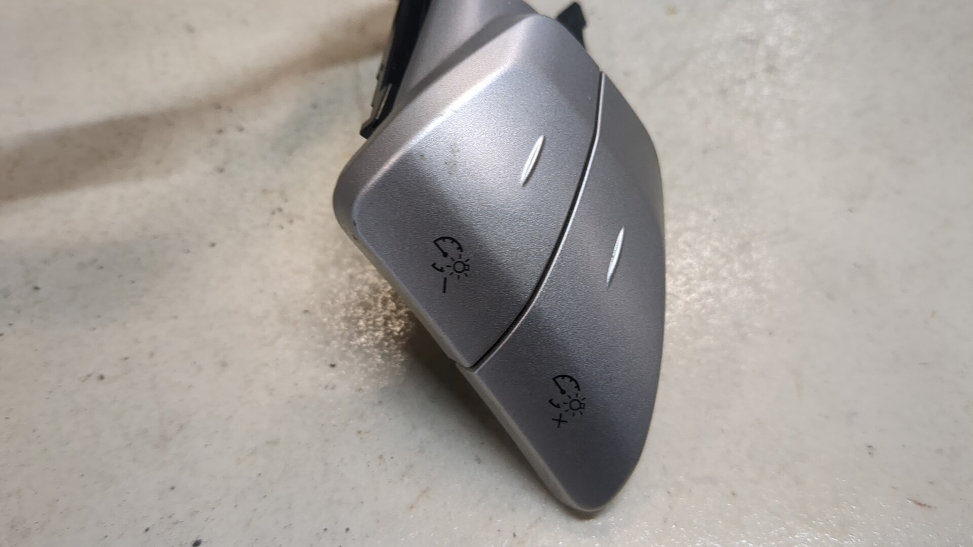 Кнопка корректора фар