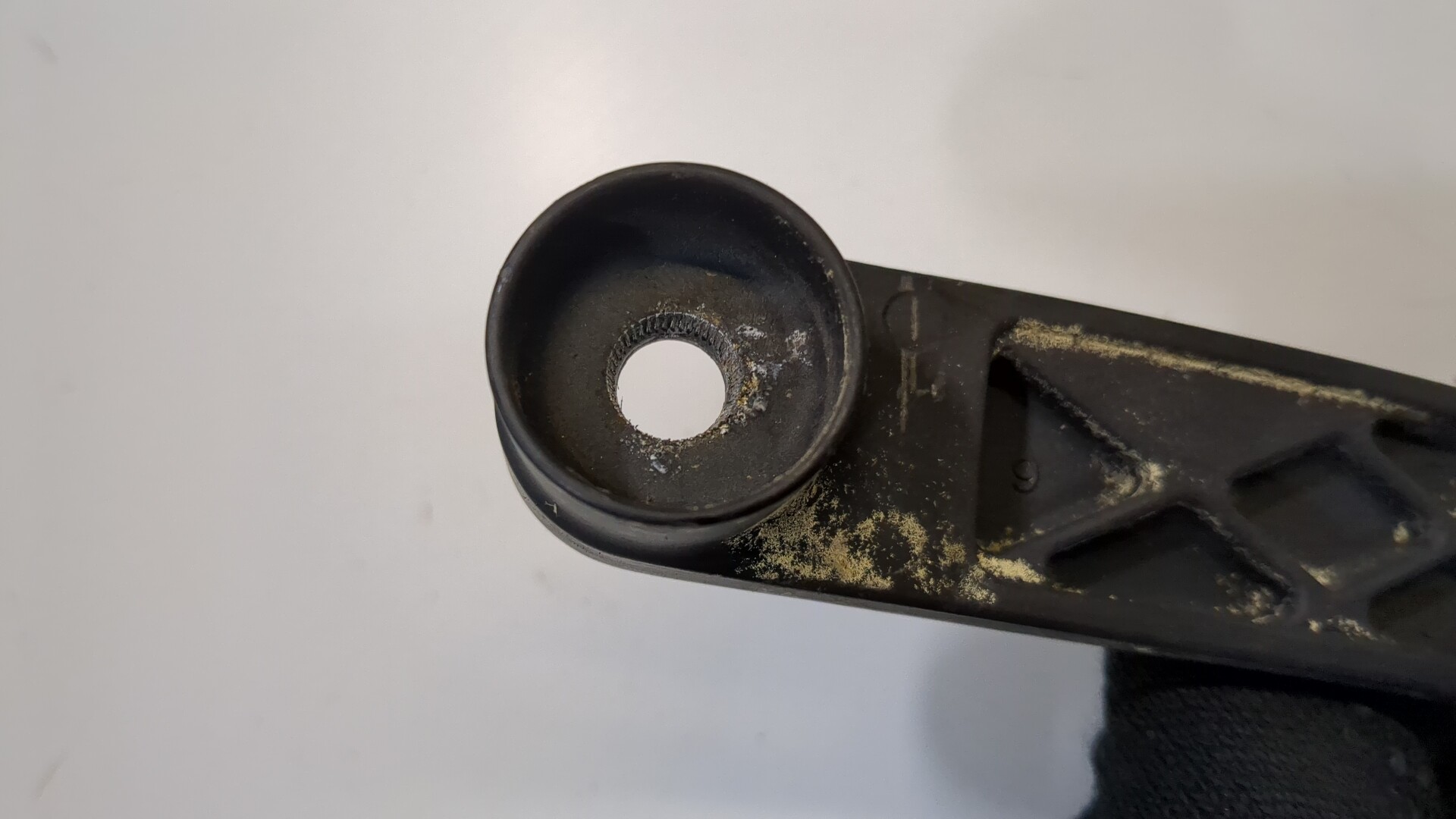 Поводок стеклоочистителя передний левый