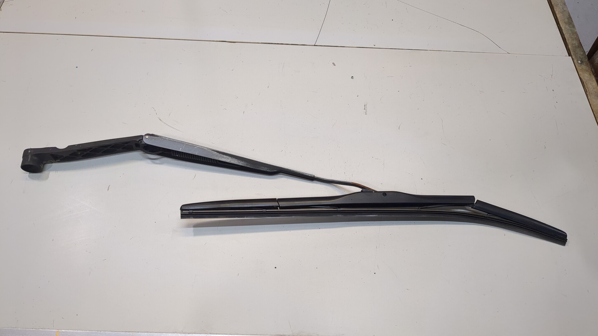 Поводок стеклоочистителя передний левый