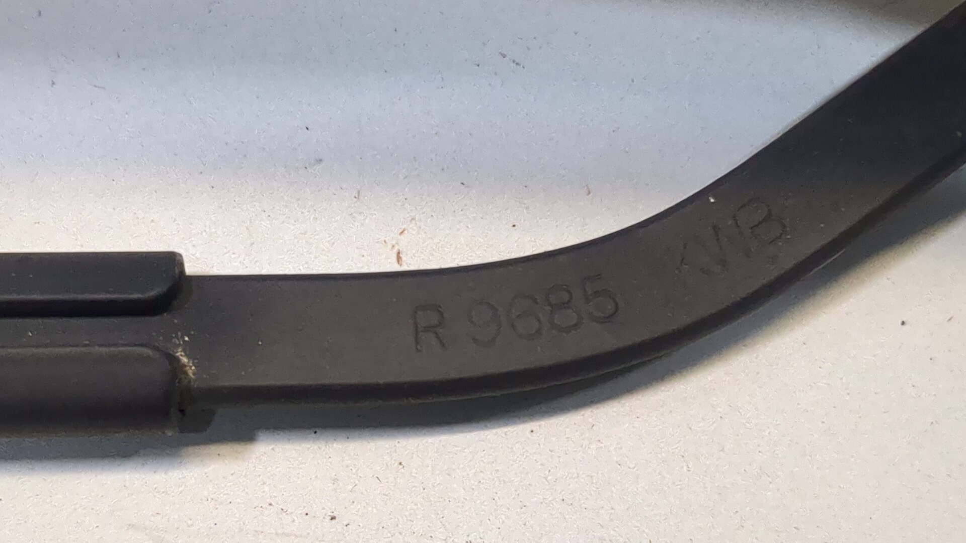 Поводок стеклоочистителя передний левый