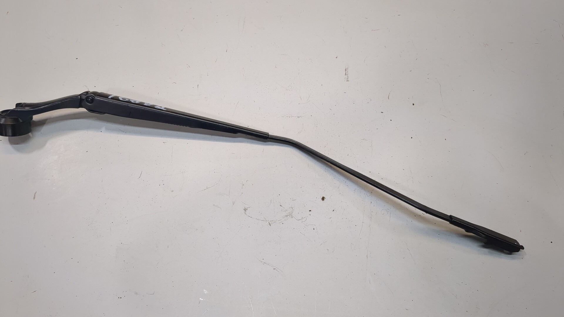 Поводок стеклоочистителя передний левый