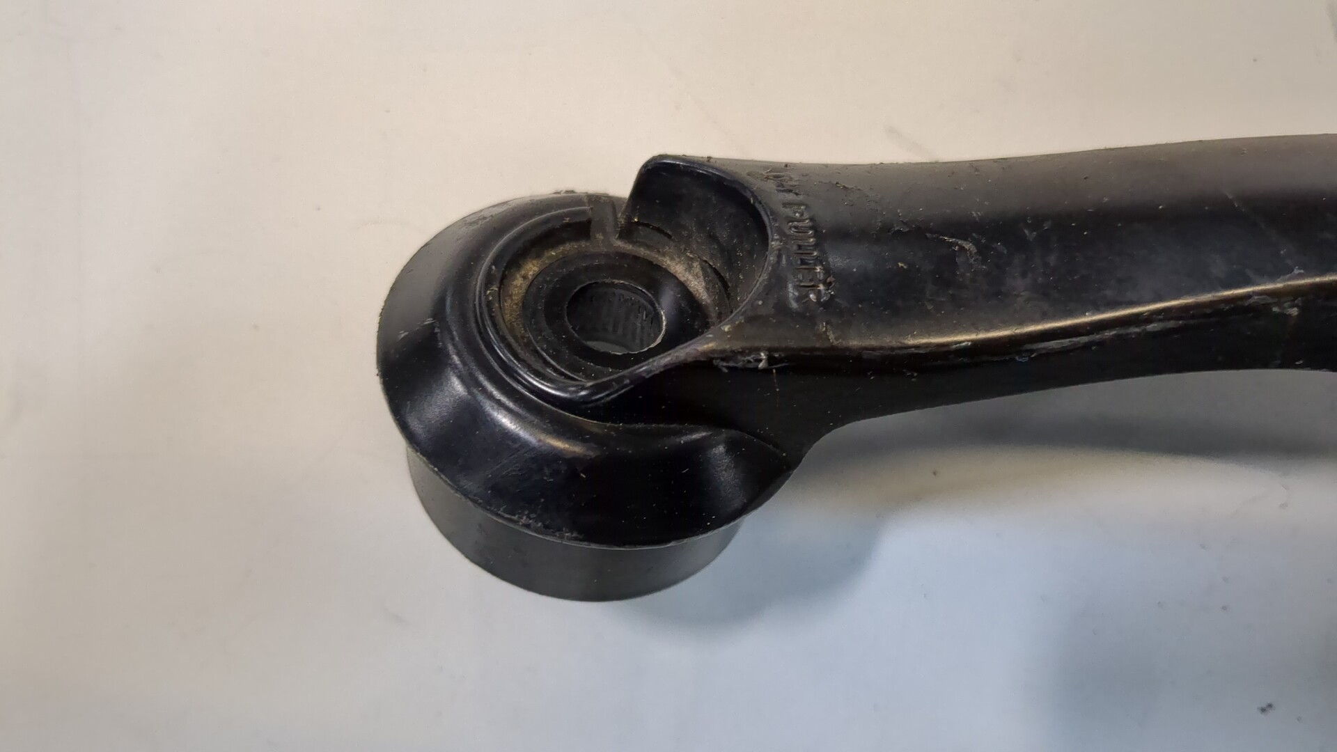 Поводок стеклоочистителя передний левый