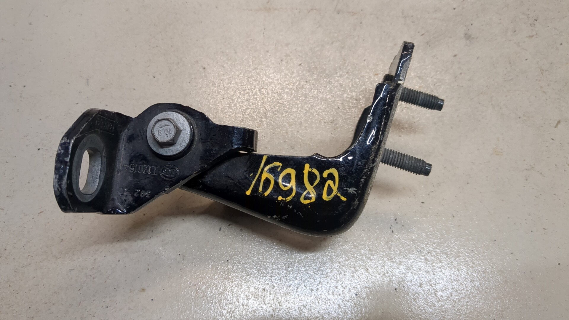Петля двери передней