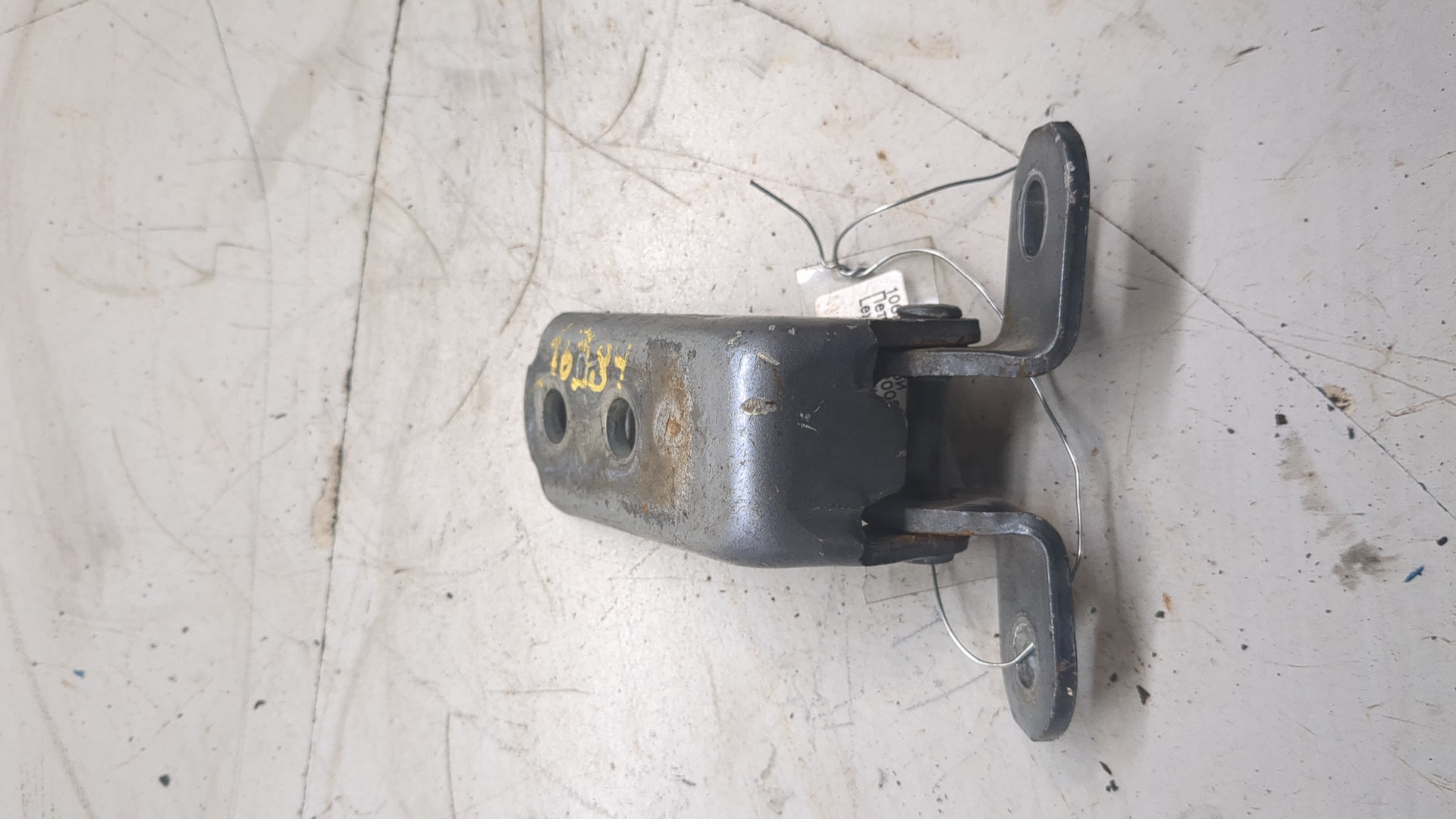 Петля двери