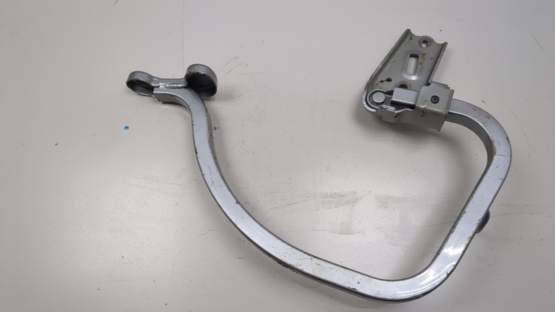 Петля крышки багажника