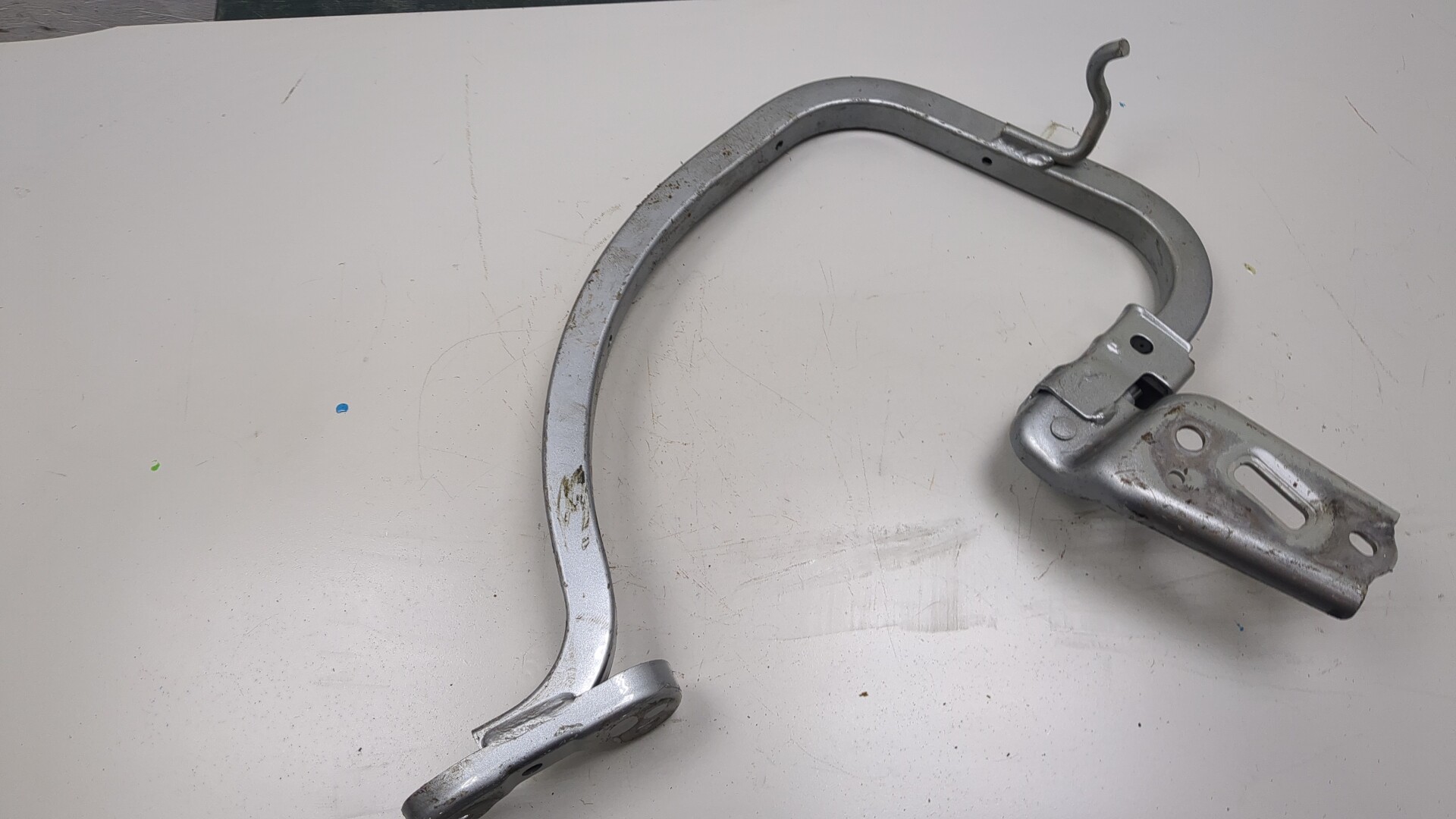 Петля крышки багажника