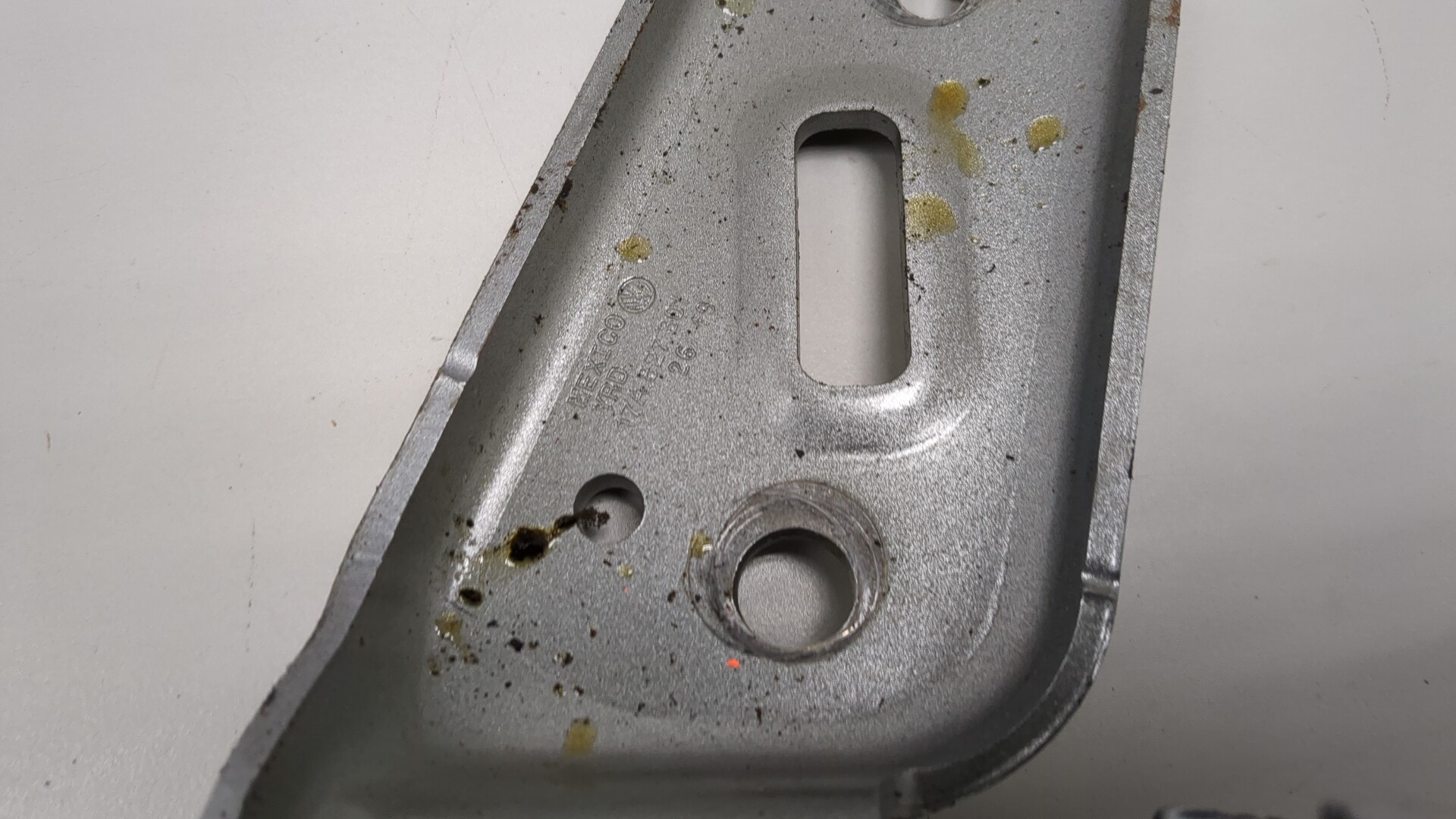 Петля крышки багажника