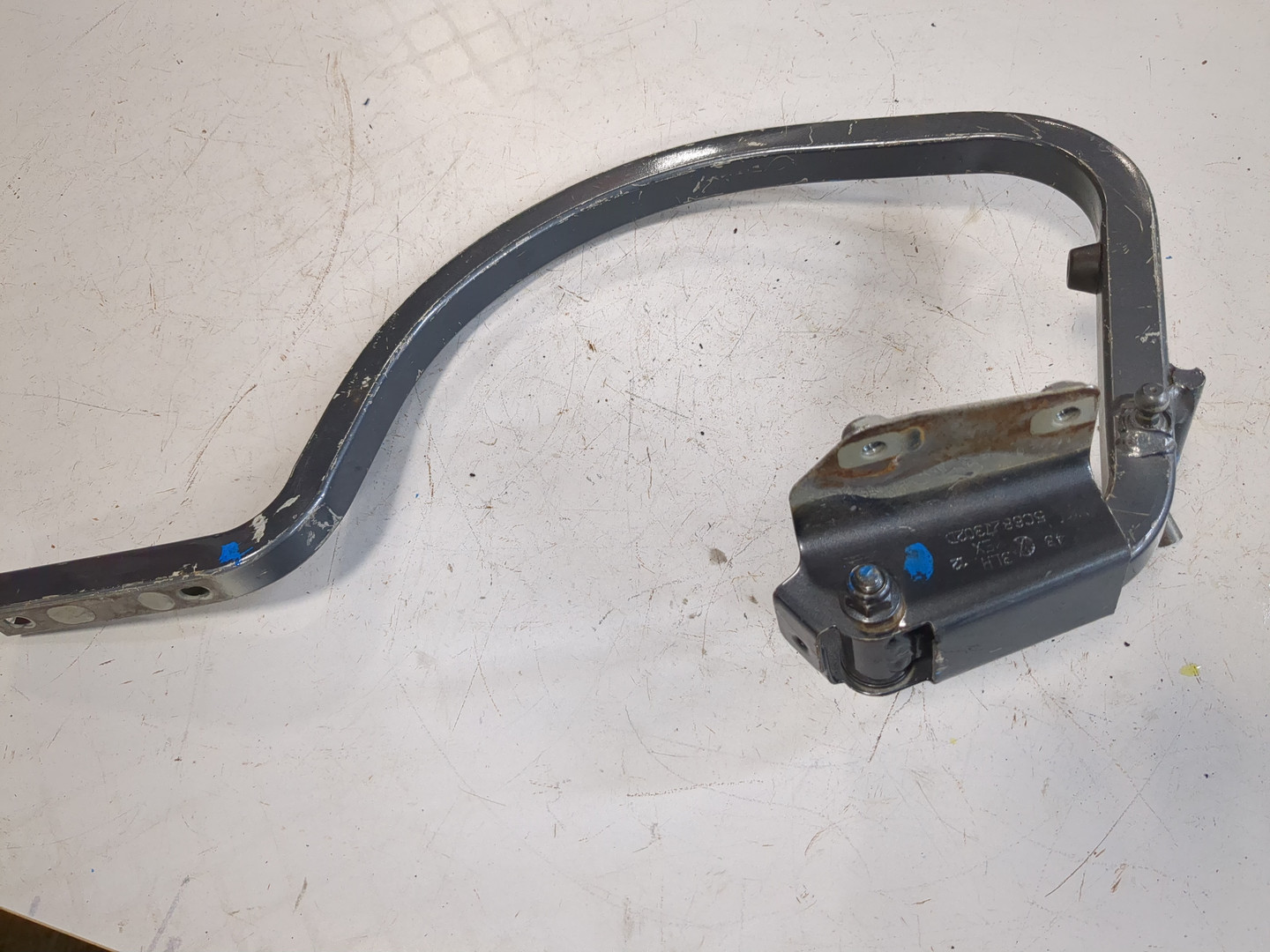 Петля крышки багажника