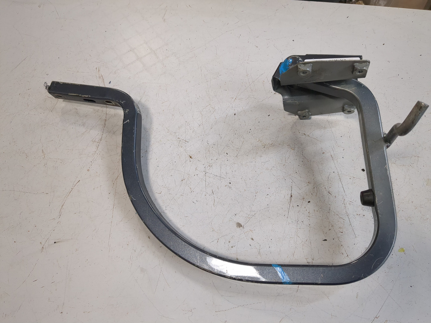 Петля крышки багажника