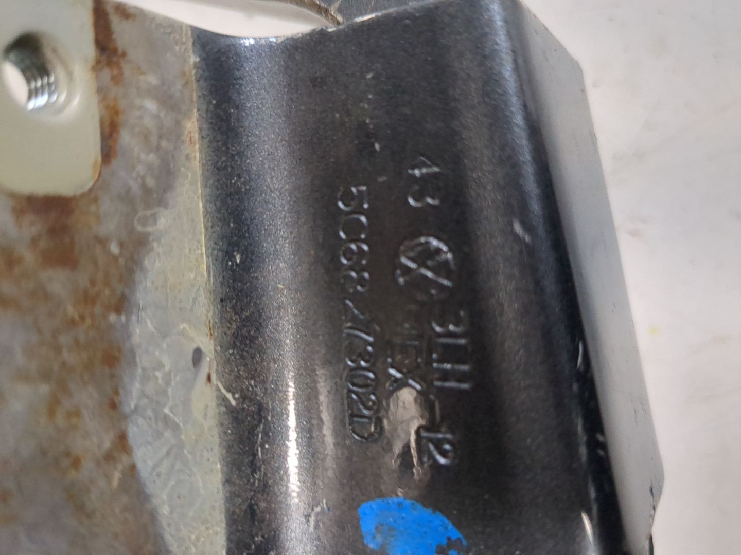 Петля крышки багажника