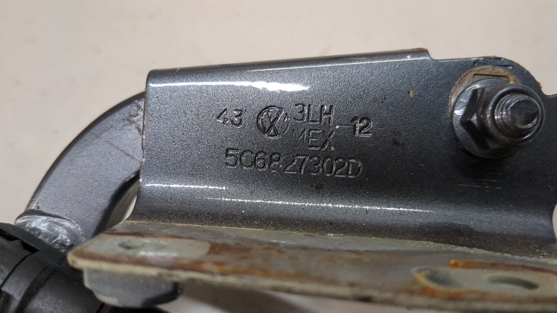 Петля крышки багажника