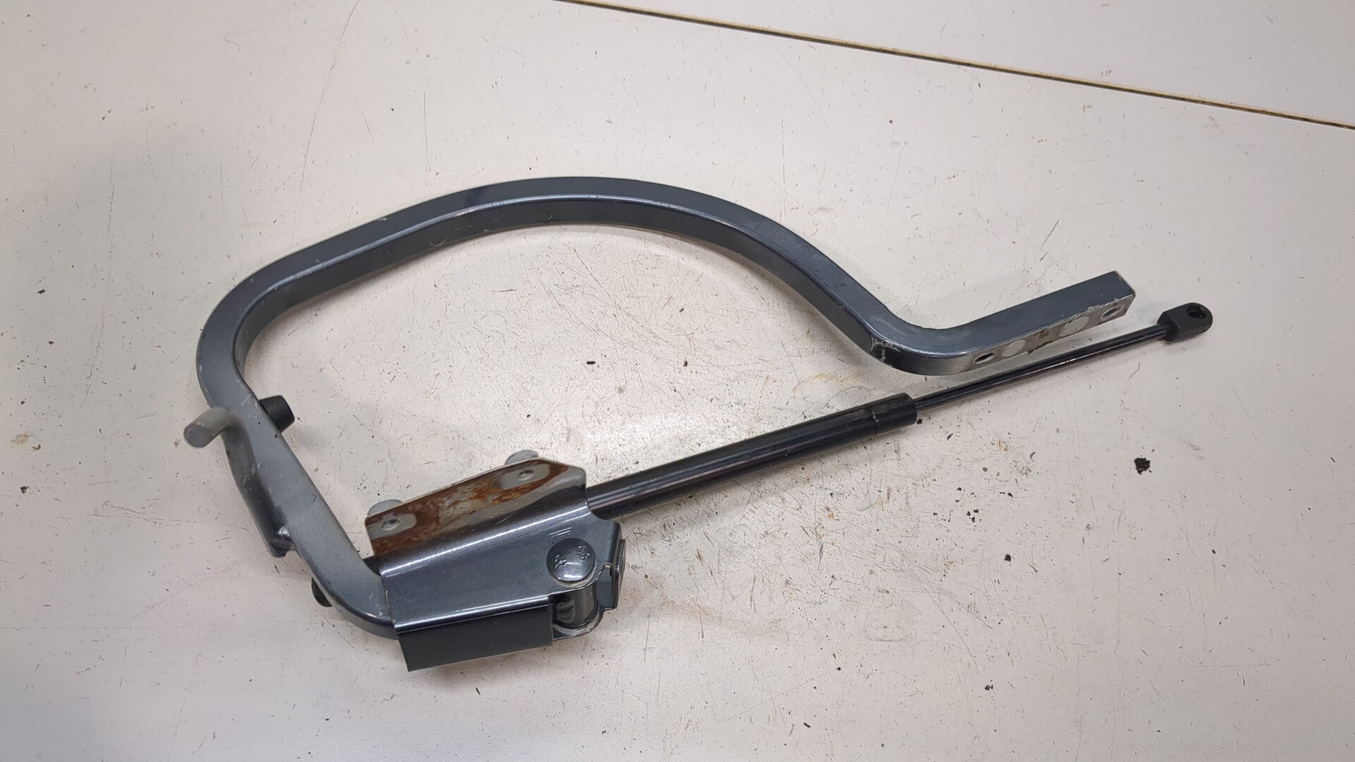 Петля крышки багажника