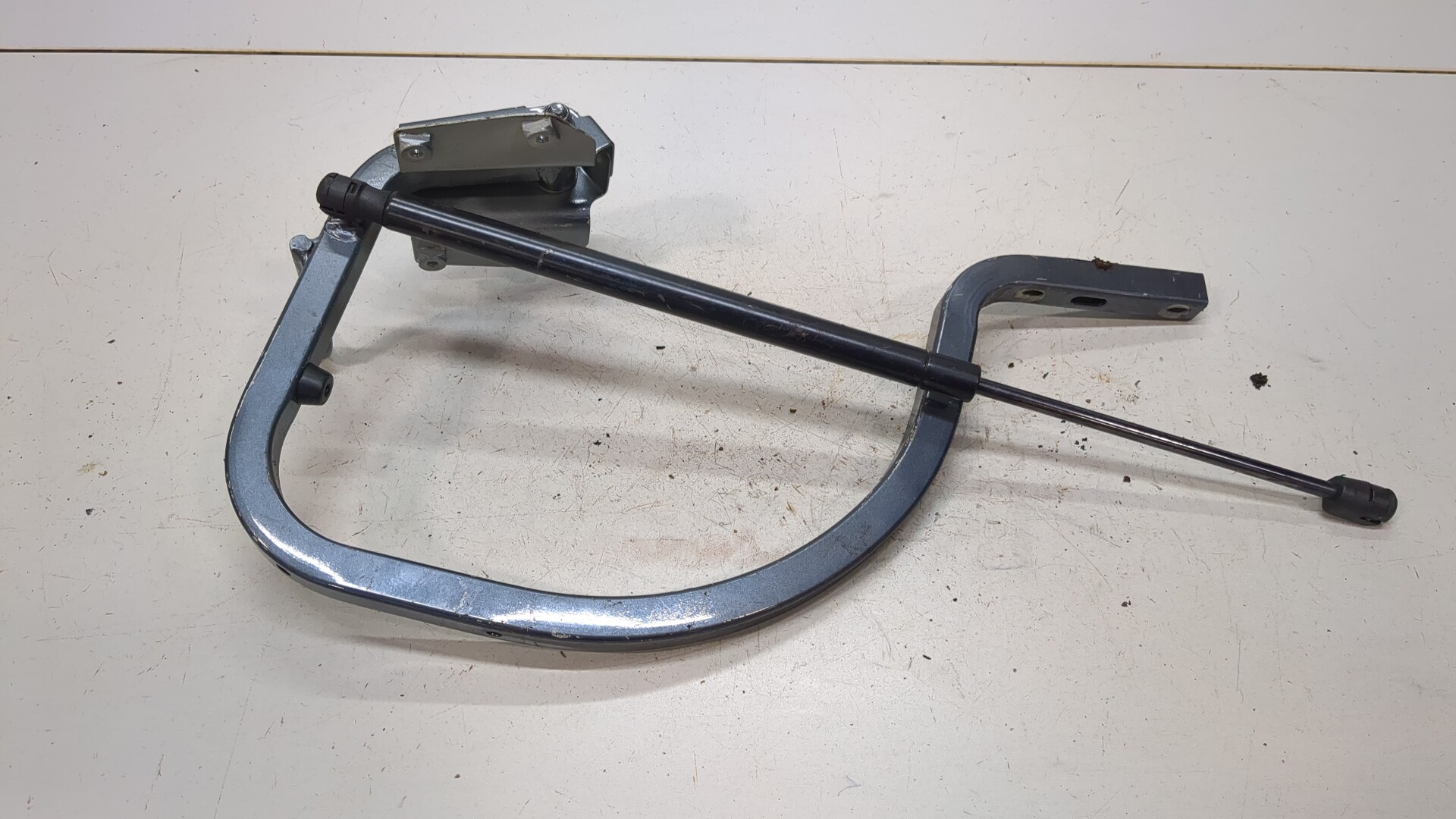 Петля крышки багажника