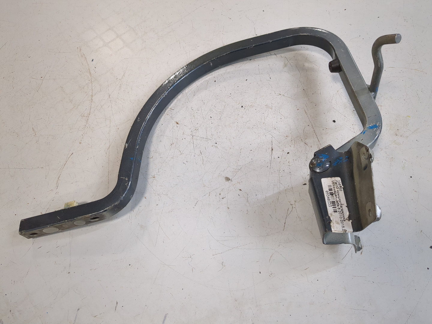 Петля крышки багажника