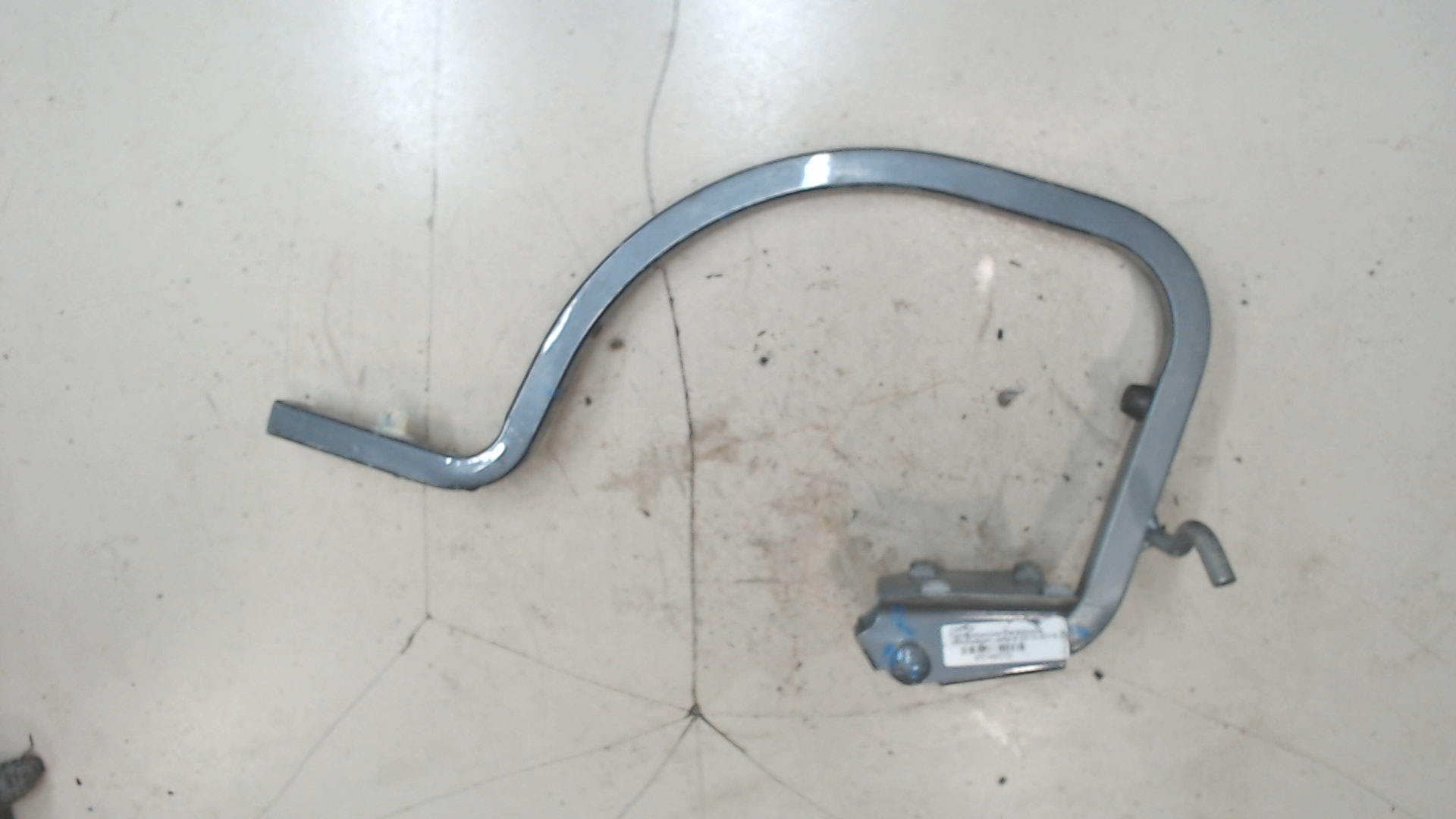 Петля крышки багажника