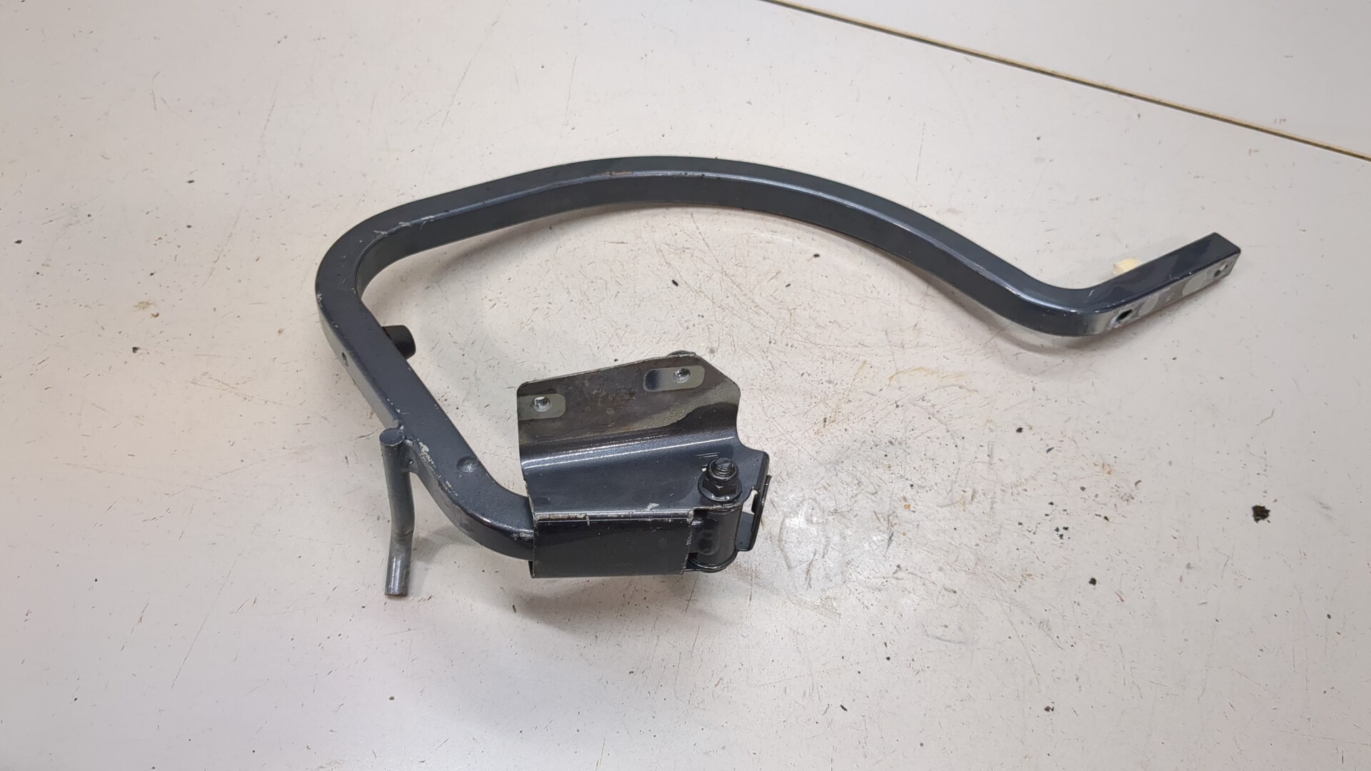 Петля крышки багажника