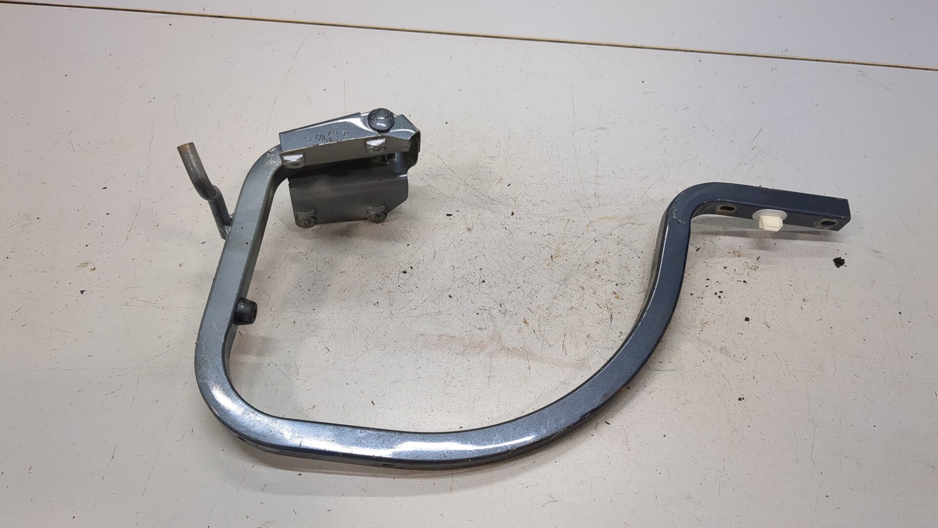 Петля крышки багажника