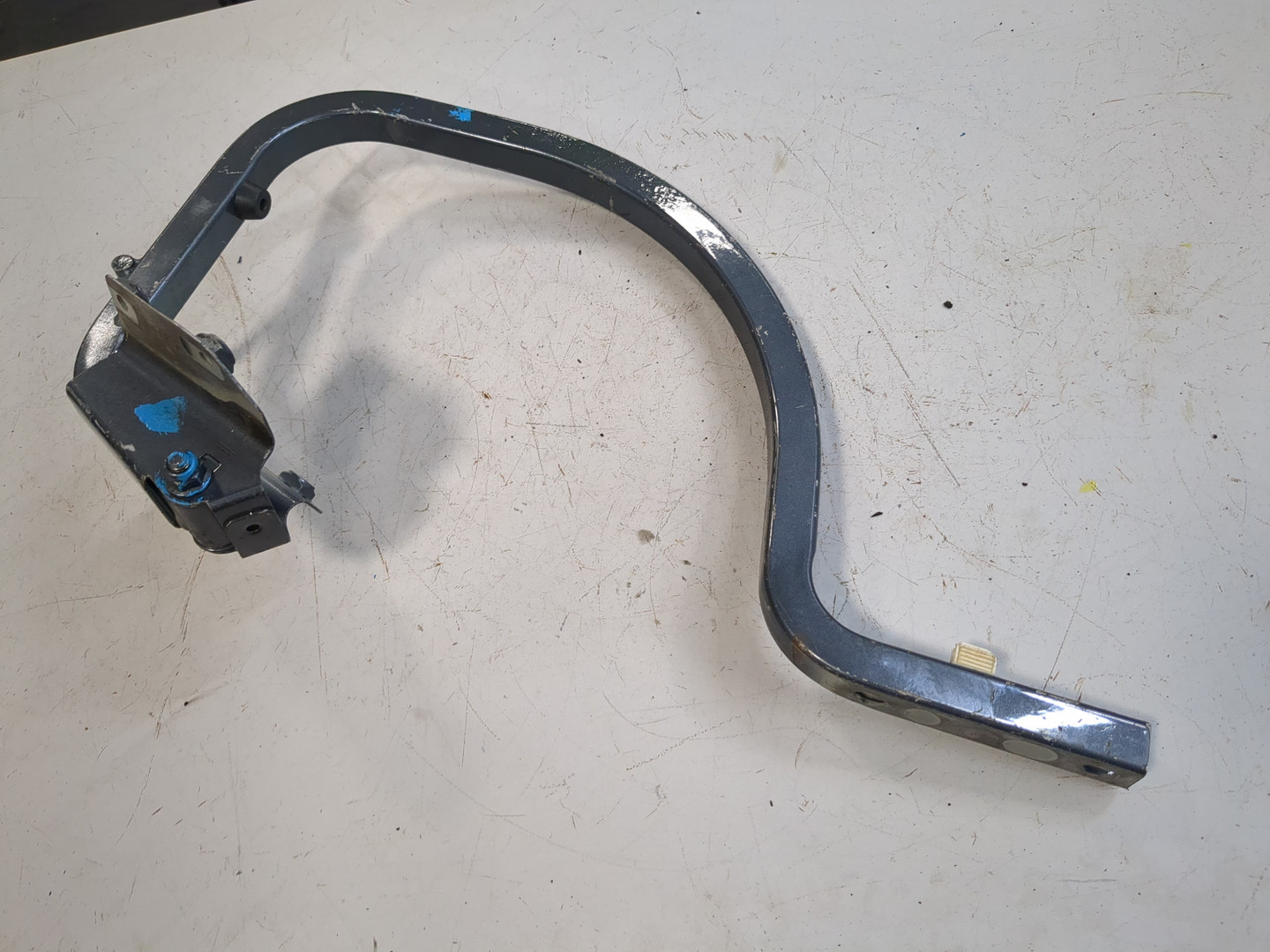 Петля крышки багажника