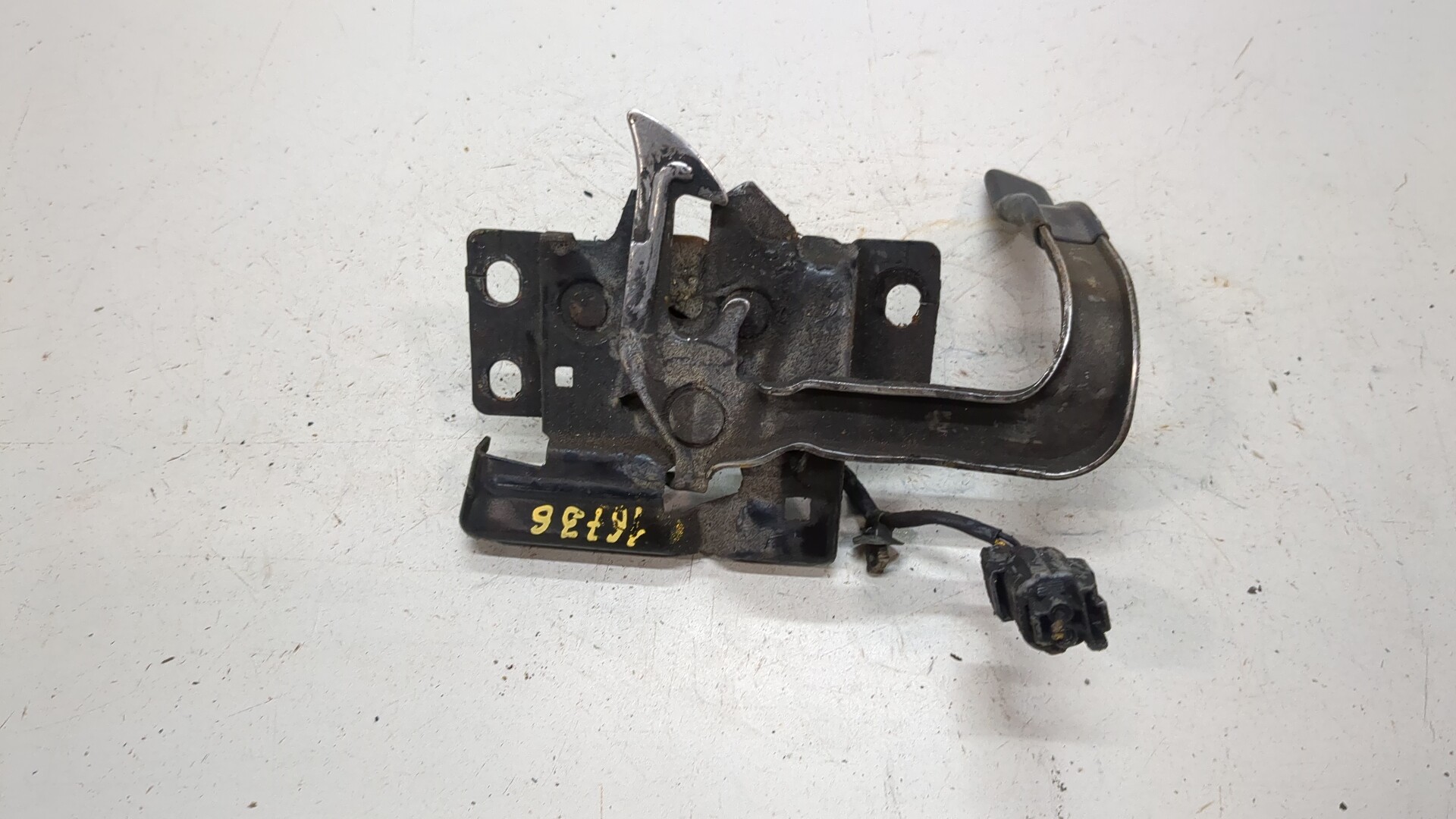 Замок капота