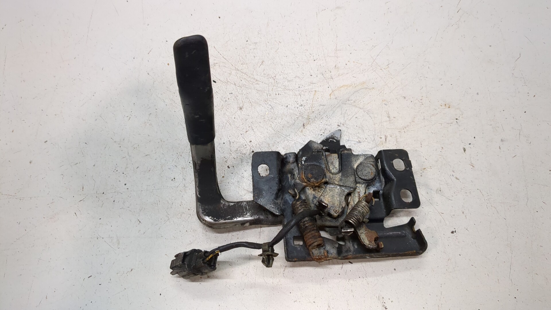 Замок капота