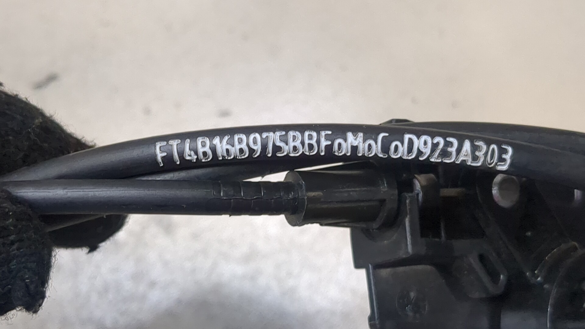 Трос открывания капота